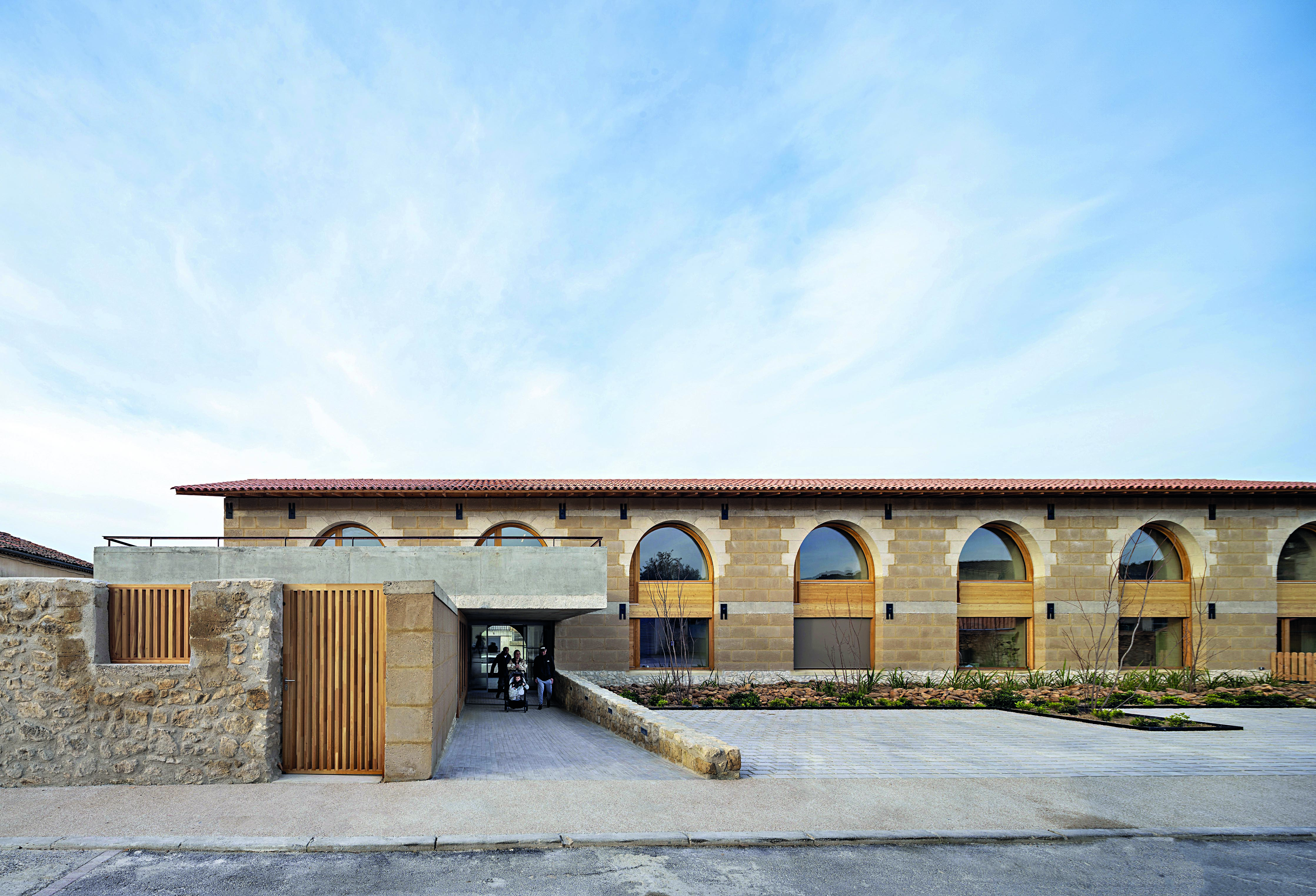 The health care centre occupies the site of a former stable. The new volume is adjoined to an existing residential building.