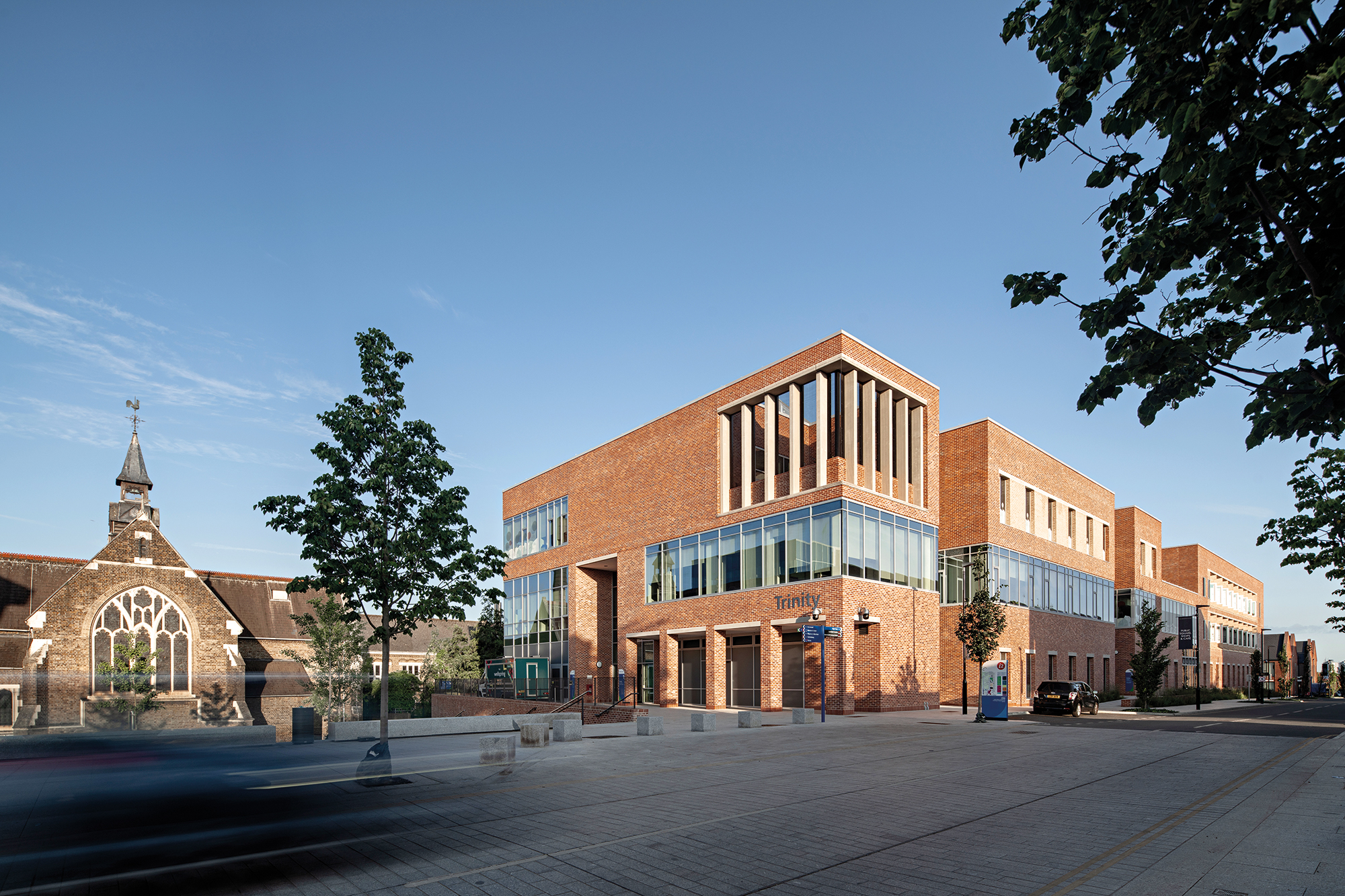 The plans show the non- forensic department. Behind the clinker envelope, atrium spaces and green courtyards define the building.