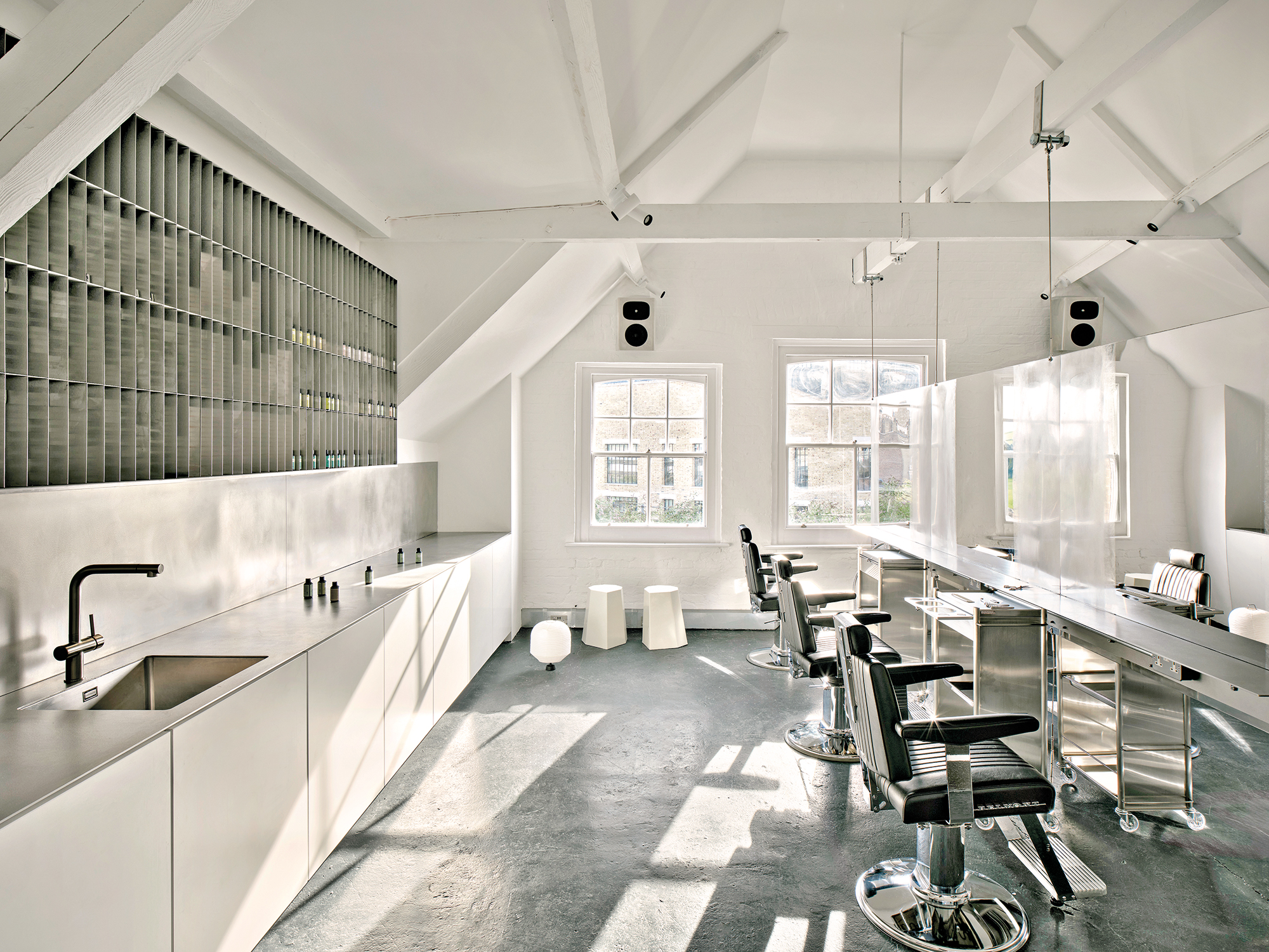 A large and centrally arranged mirror creates zones within the colour room. The robust flooring material is intended to incorporate colour traces over time.