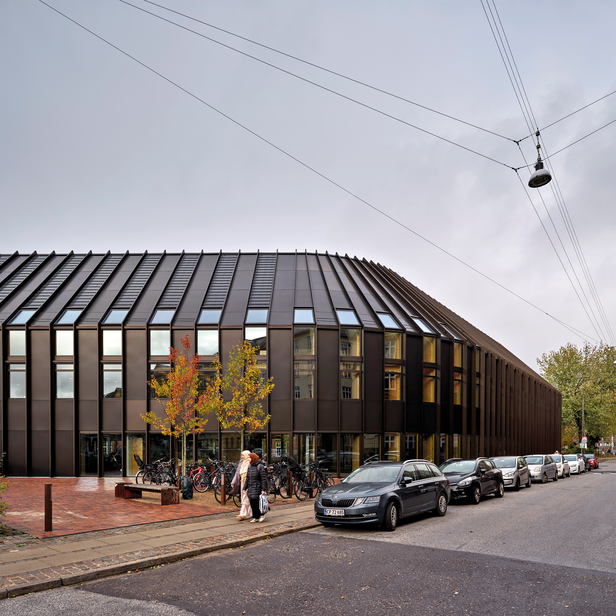 Am Rand des von Ziegelbauten geprägten Altenwohnquartiers „De Gamles By“ ersetzt der Neubau ein obsolet gewordenes Gerätehaus.