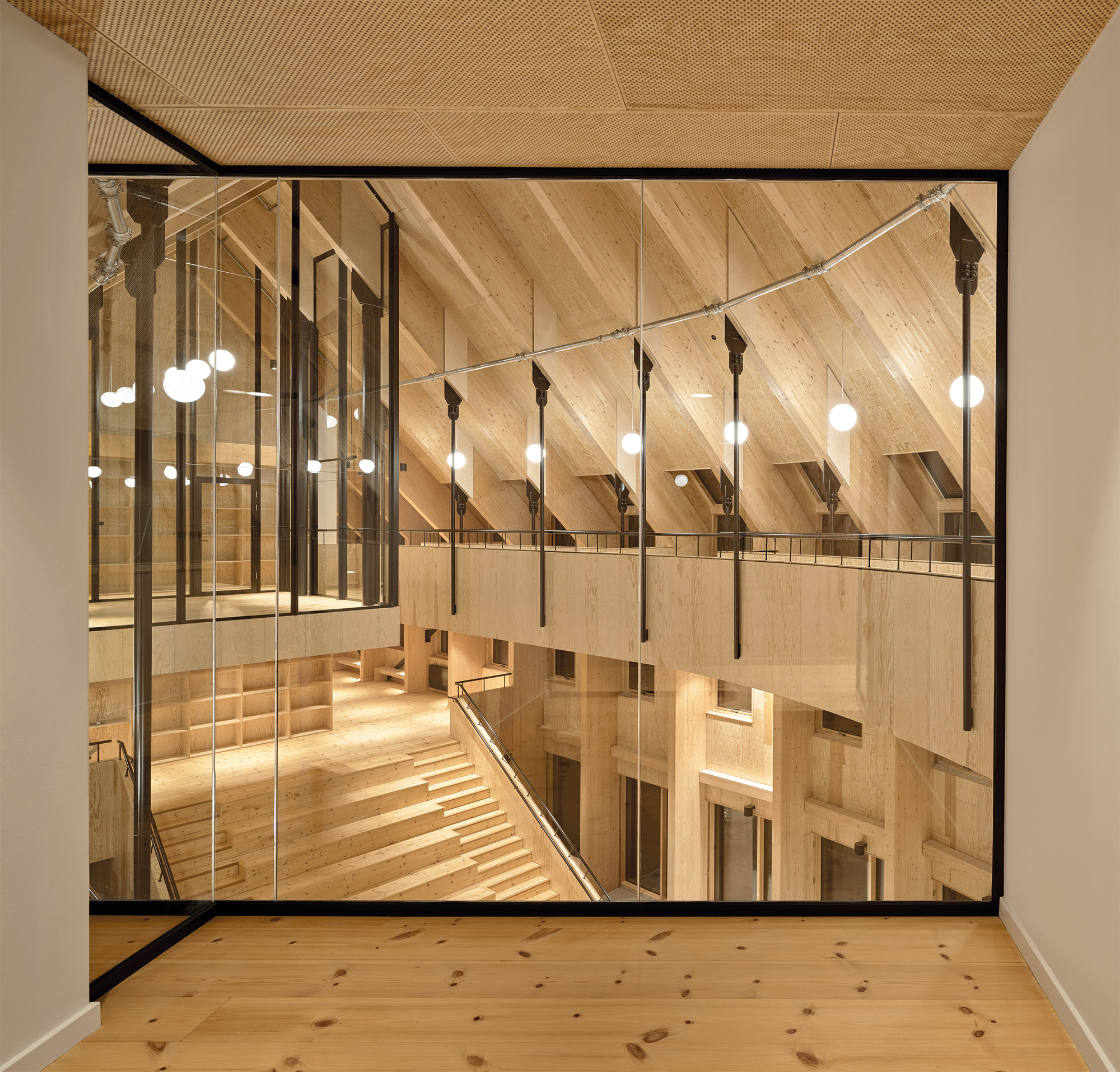 In the interiors, nearly all visibly exposed surfaces consist of wood. The natural material is combined with steel ­elements with black painted finish.