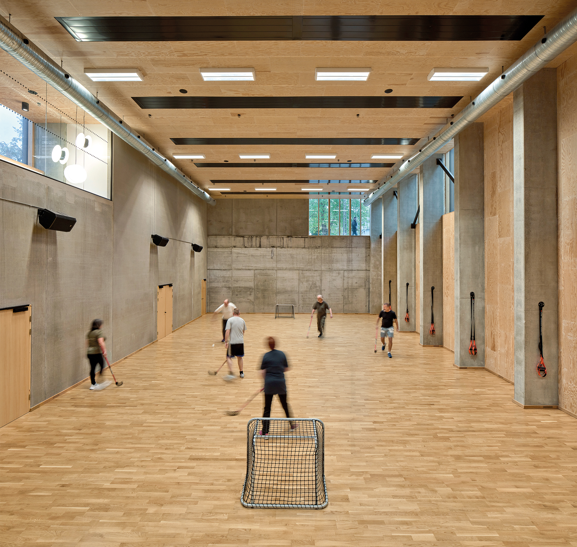 Die Sporthalle ist der größte Raum des Gebäudes. Hier finden verschiedenste Sportangebote statt – von Hockey und Tischtennis bis zu Gymnastik und Yoga.