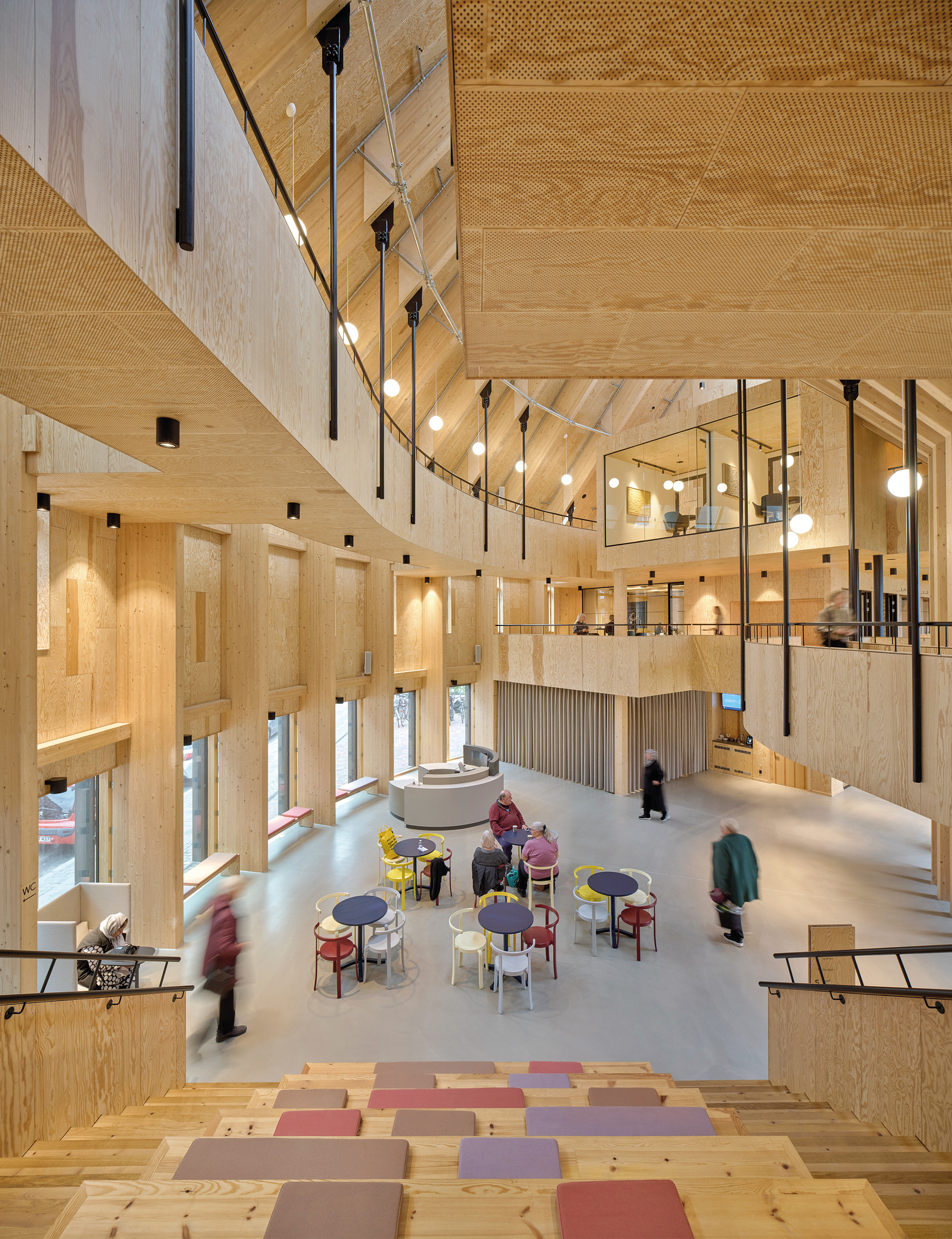 The “Heart Room” is the centre of the building and unites ­different functions: ­foyer, reception, ­waiting area, and ­meeting point.
