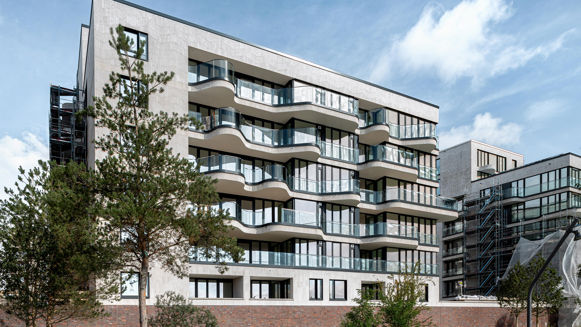 Konzipiert vom international renommierten Architekten Jens Bothe setzten die hellen Wohnhäuser mit offener Atmosphäre und viel Licht, Luft und unverbaubaren Ausblicken maritime Akzente.