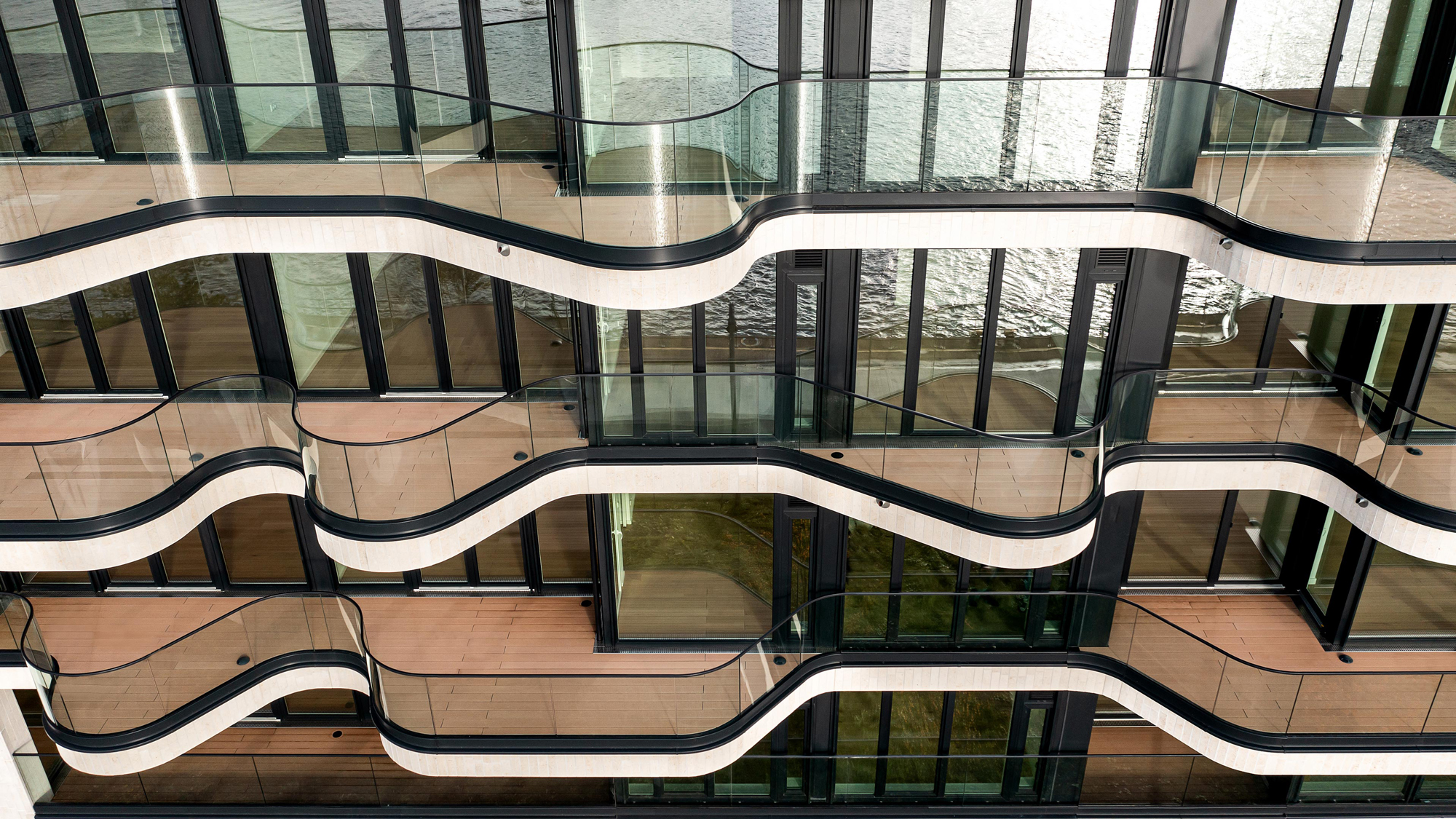 Die Balkone – namensgebend für die Wellenform von The Wave – wurden mit hochwertigen Twinson Terrassendielen Character Massive aus dem Hause Deceuninck beplankt.