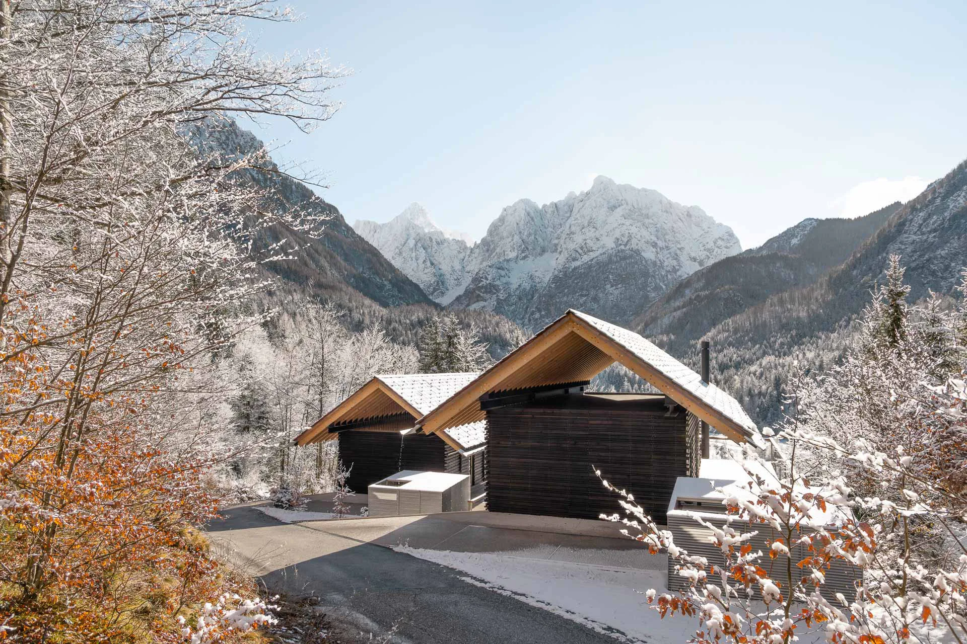 Die Zwillingshäuser bieten einen einzigartigen Blick auf die Julischen Alpen und den Jasna-See.