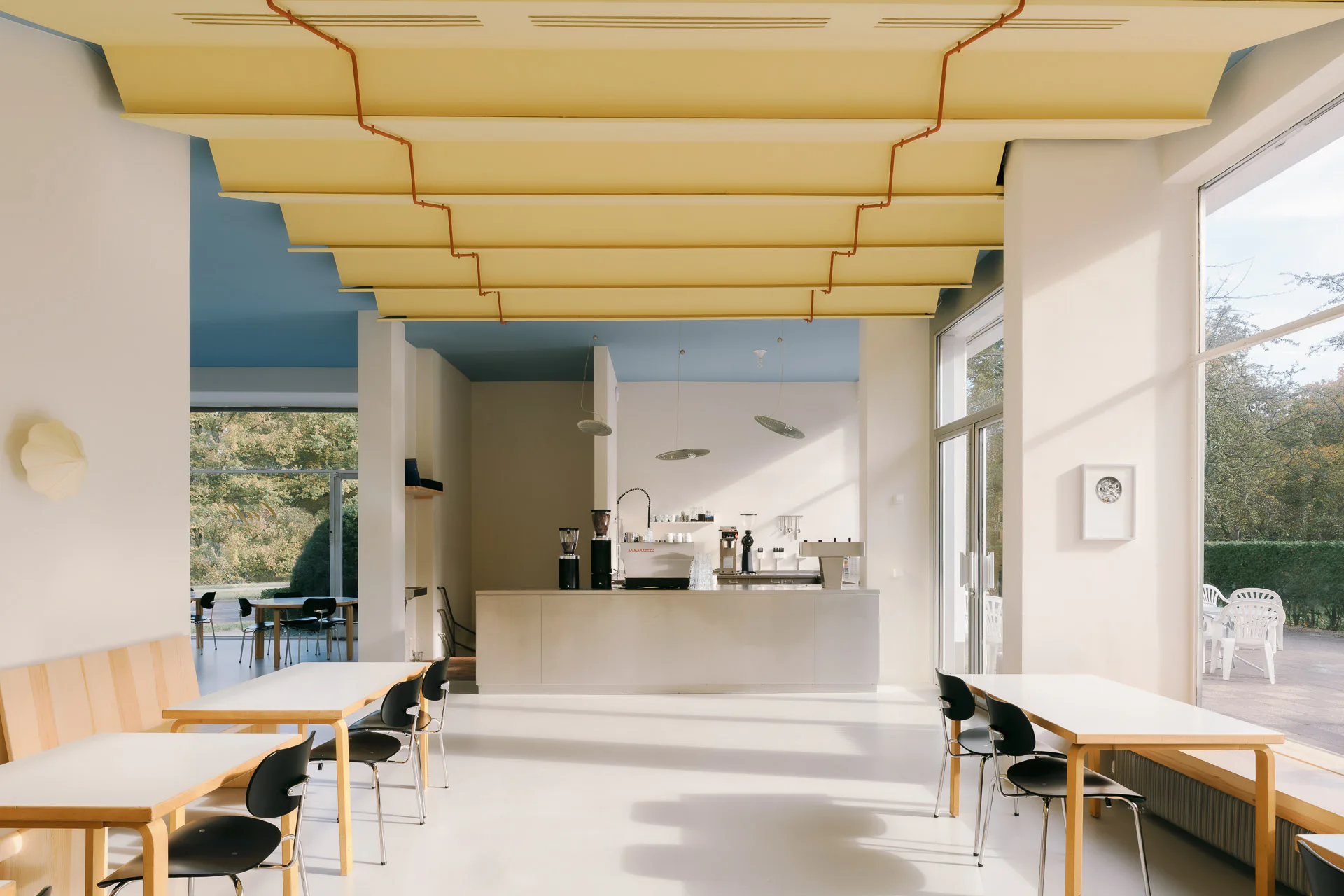 Im Berliner Hansaviertel wurde das Café Tiergarten denkmalgerecht reaktiviert – mit präziser Restaurierung und Beschlägen von FSB.