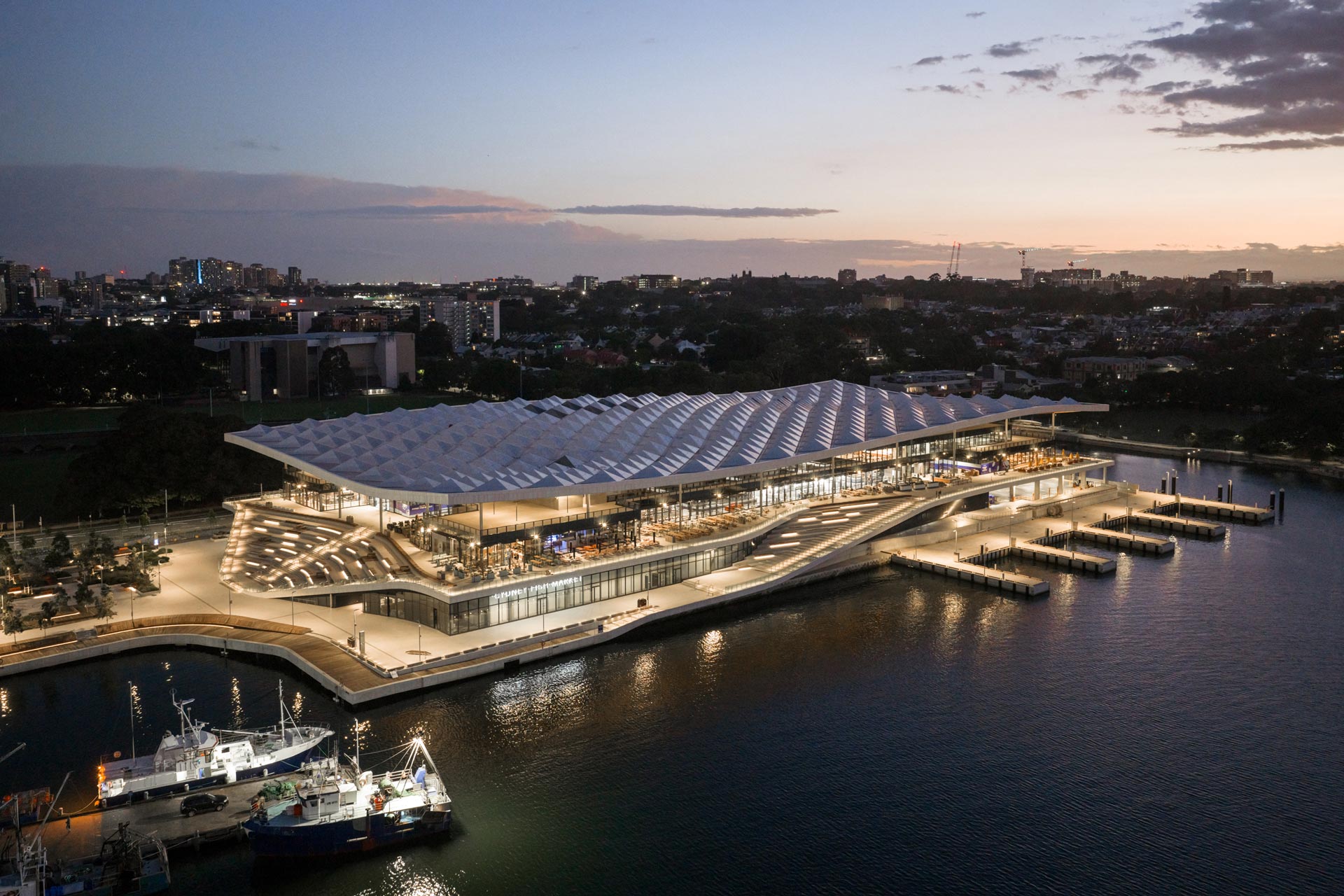 Das geschwungene Dach des Neubaus ist eine großartige architektonische Geste, vor allem vom Wasser aus oder bei Nacht betrachtet.