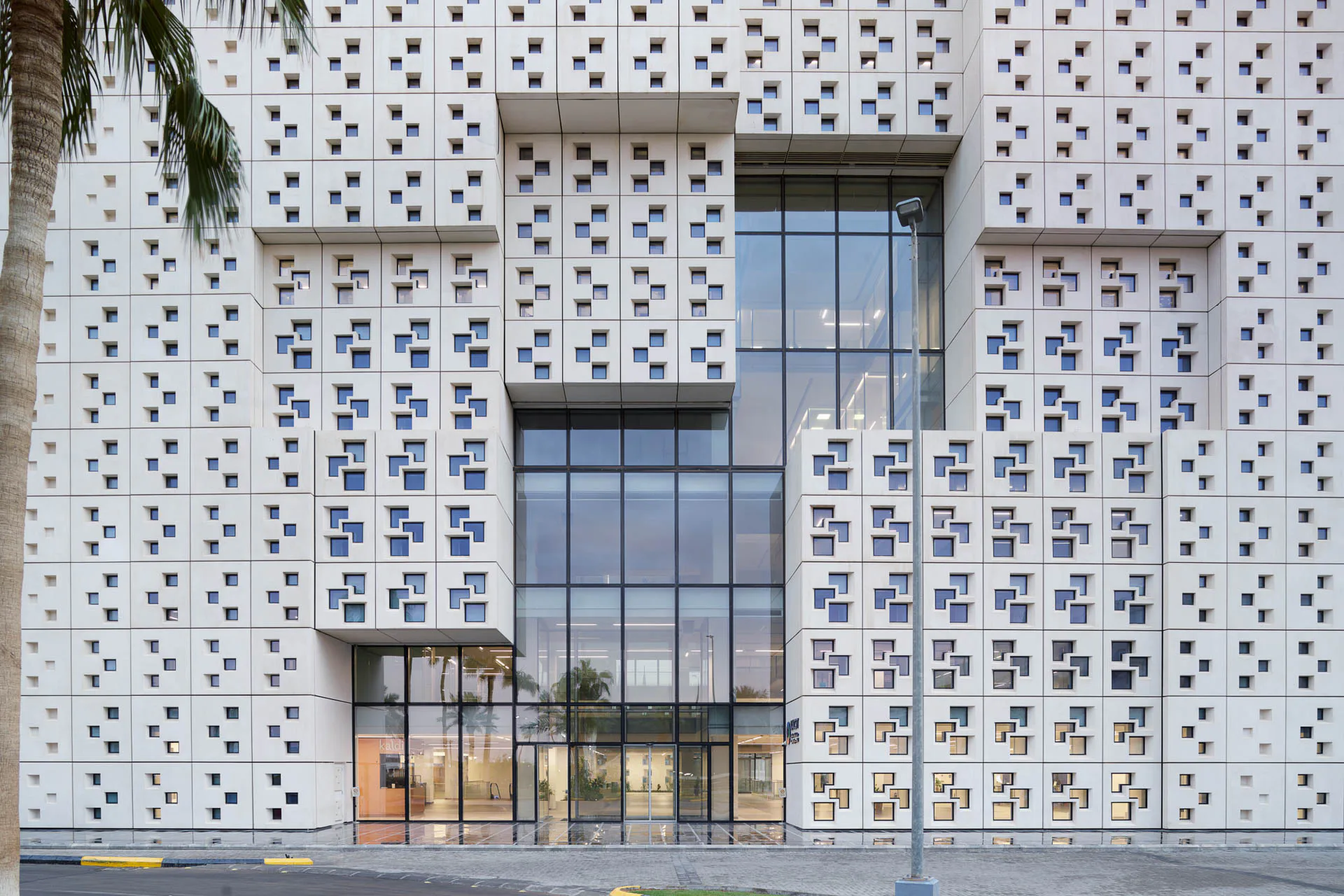 Ein Teppich aus dreidimensionalen Pixeln überzieht das Hauptquartier der King Abdulaziz City of Science and Technology in Riad.