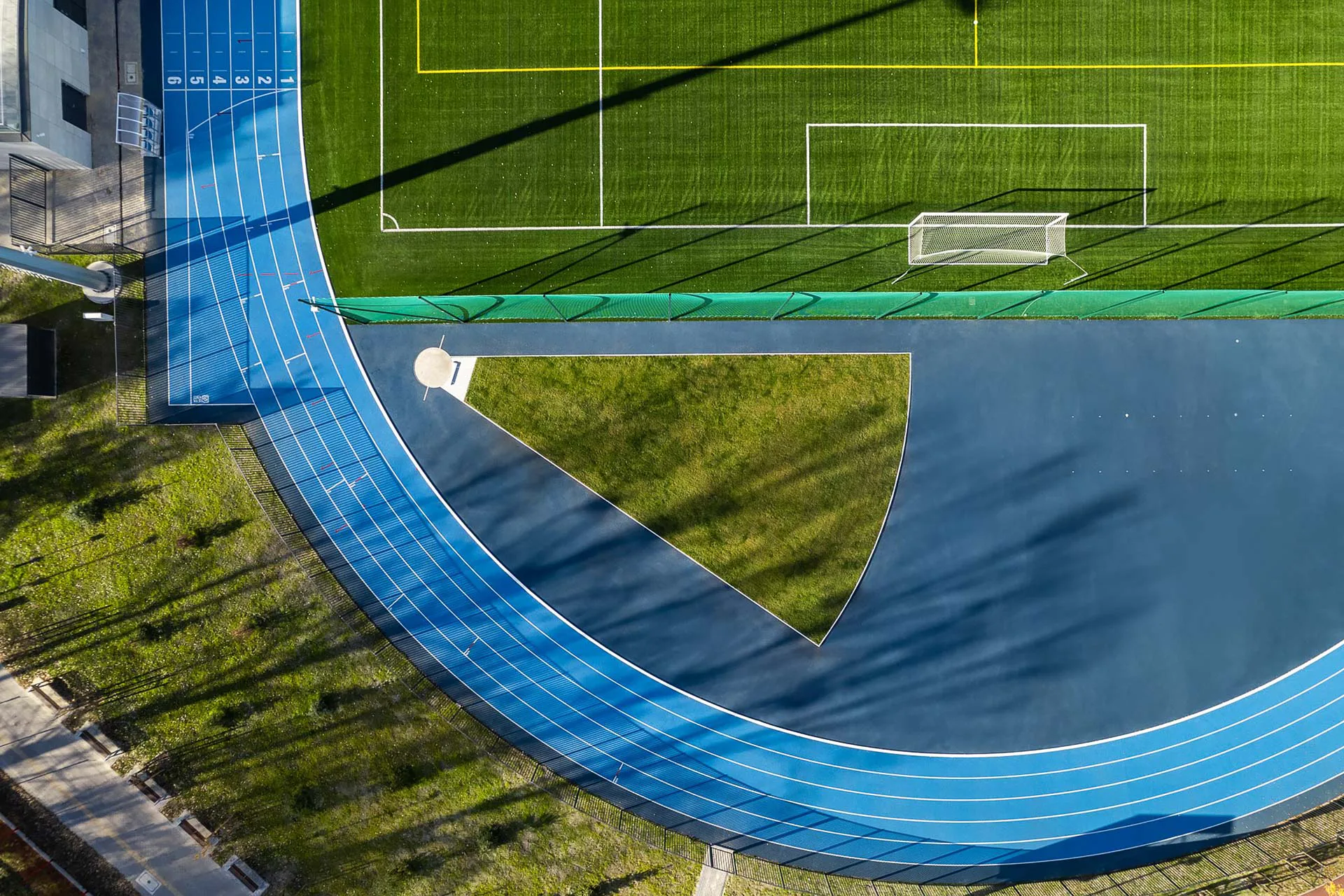Starkregen stellt versiegelte Sportflächen vor besondere Anforderungen. Sportfix von Hauraton vereint Ableitung und Wasserbehandlung in einem Bauteil – ohne externe Filter, direkt in der Rinne.