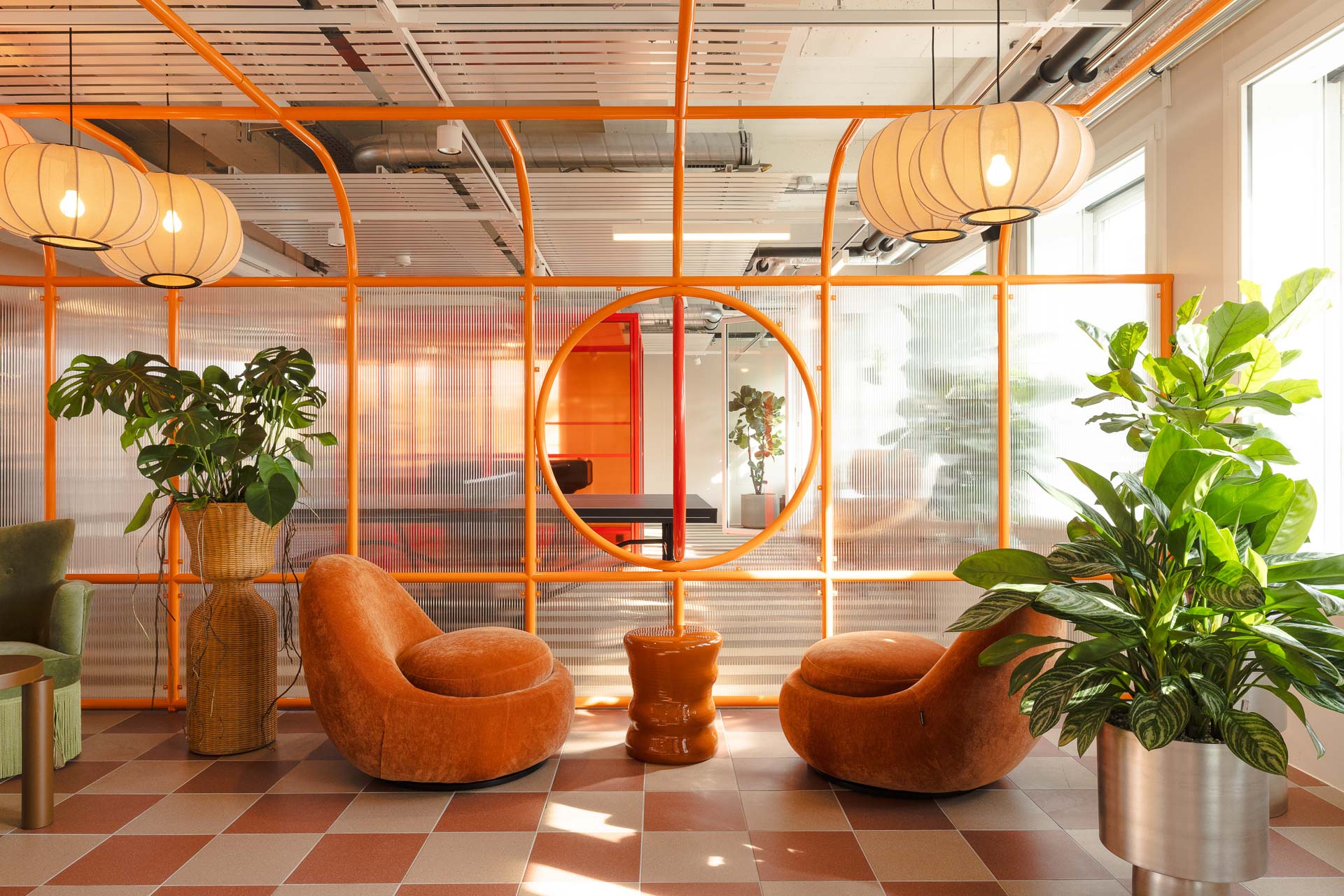 Das Projekt positioniert sich zwischen klassischen Büroflächen, Coworking-Angeboten und Raumkompositionen, die sich an Hospitality-Konzepten orientieren.
