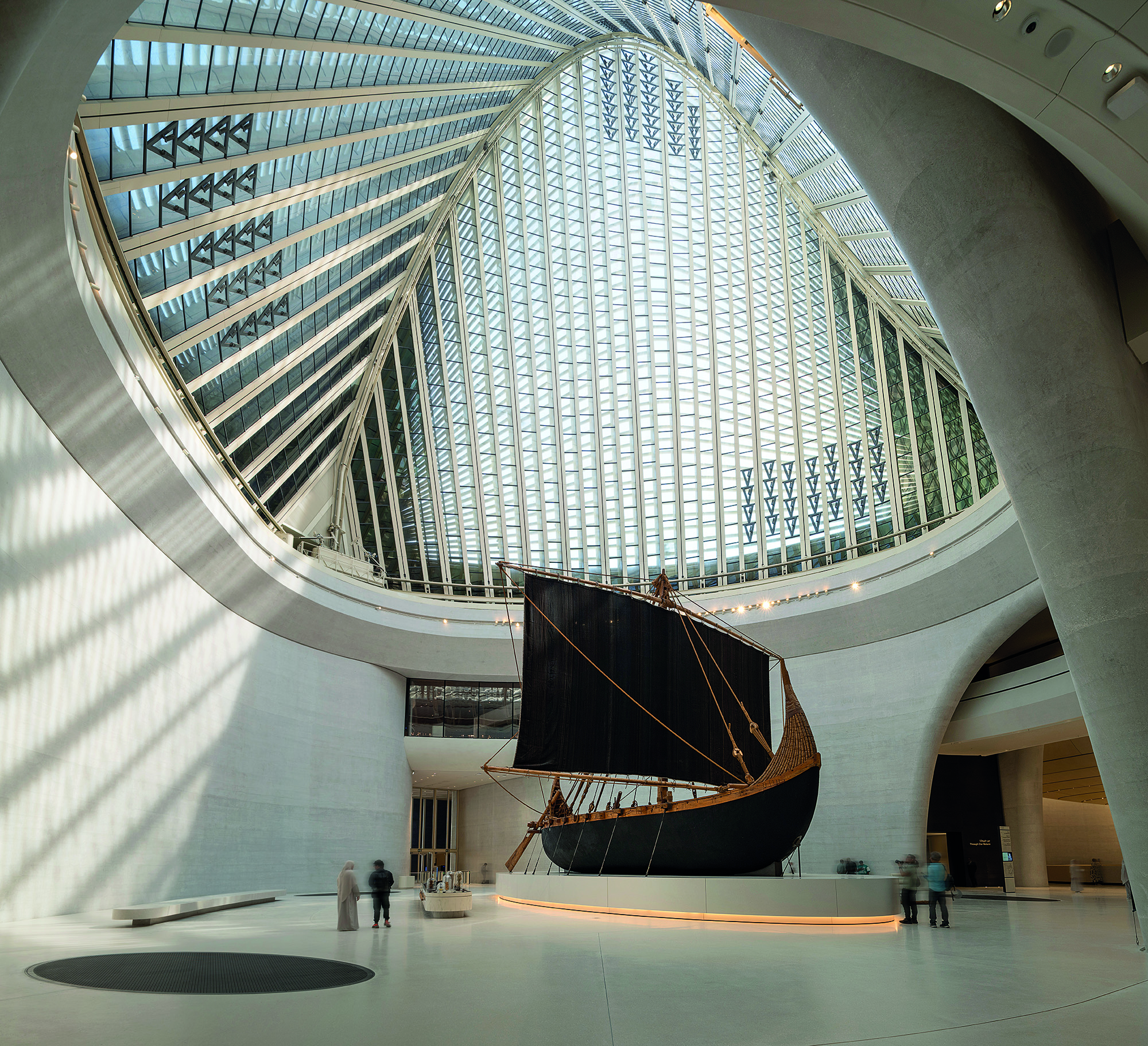 Nur über dem historischen Lastensegler ­
ist der Blick in den Himmel frei. In die vier ­anderen Galerieöffnungen sind Ausstellungssäle eingehängt.