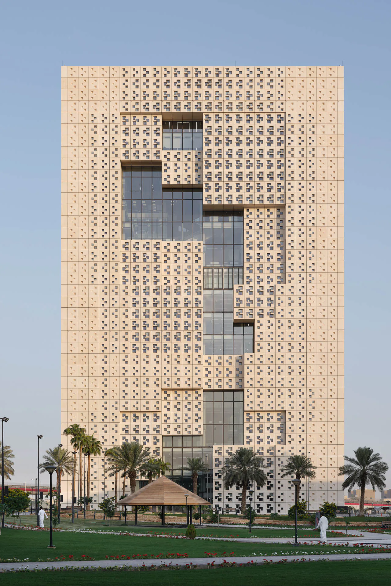 Der Büroturm ist ein Prototyp für kommunikatives Arbeiten, klimabewusstes Bauen und eine Hommage an traditionelle Bauweisen.