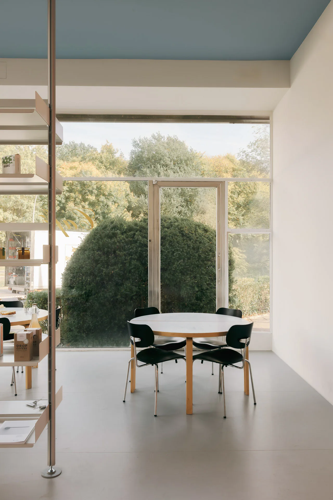 Die Möblierung nimmt Bezug auf die Entstehungszeit des Ensembles – mit Entwürfen von Egon Eiermann und Alvar Aalto.