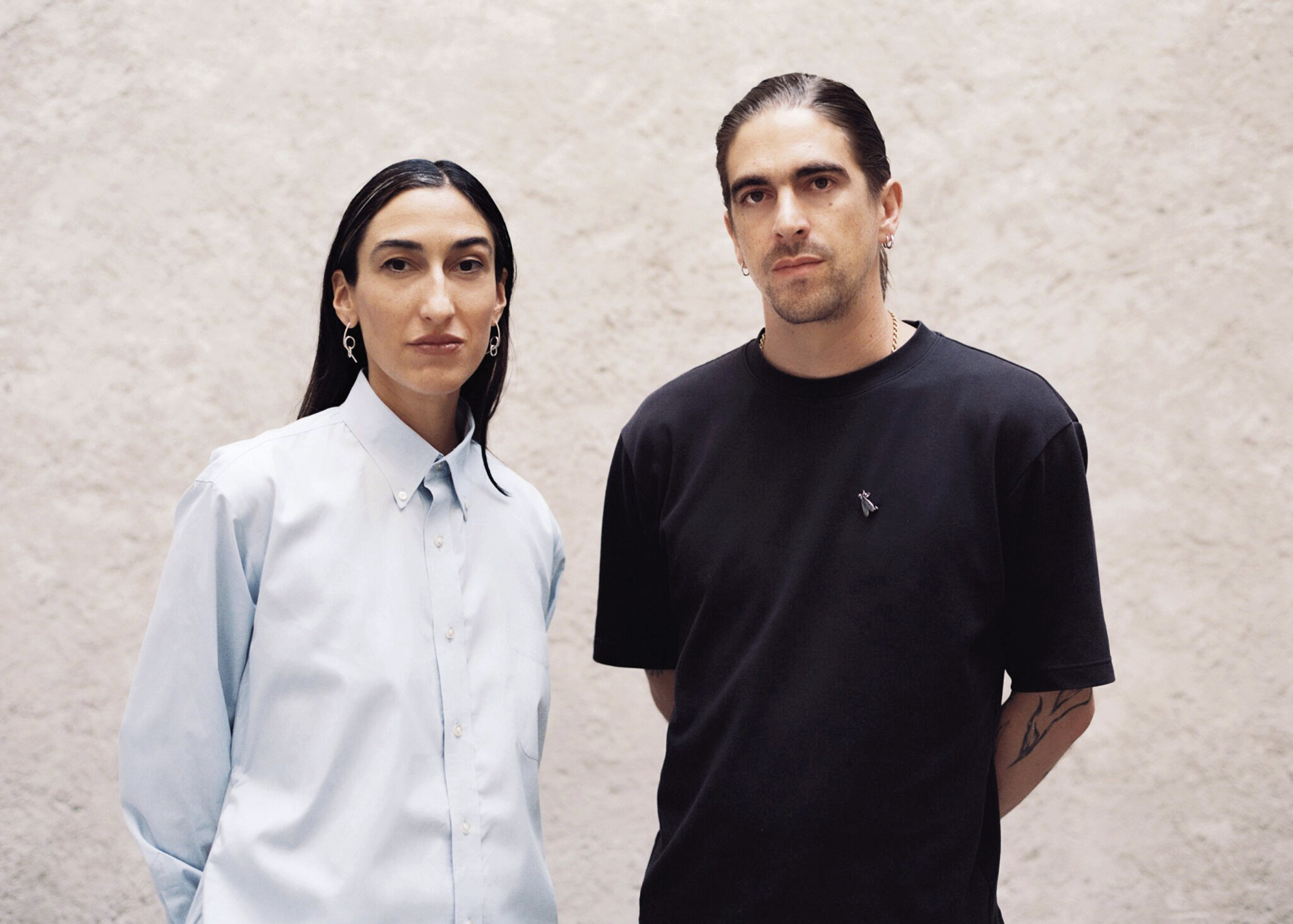 Isabel Abascal stammt aus Spanien und studierte Architektur in Madrid, Berlin und Ahmedabad.
Alessandro Arienzo ist Mexikaner und studierte in Mexiko-Stadt, wo er und Isabel Abascal 2015 Lanza Atelier gründeten. Das Büro hat Kulturgebäude, Wohnbauten und Pavillons realisiert,
zahlreiche Ausstellungen gestaltet und verschiedene Möbelstücke entworfen. Im Jahr 2023 wurden sie von der Architectural League of New Yorkmit dem Emerging Voices Award ausgezeichnet.