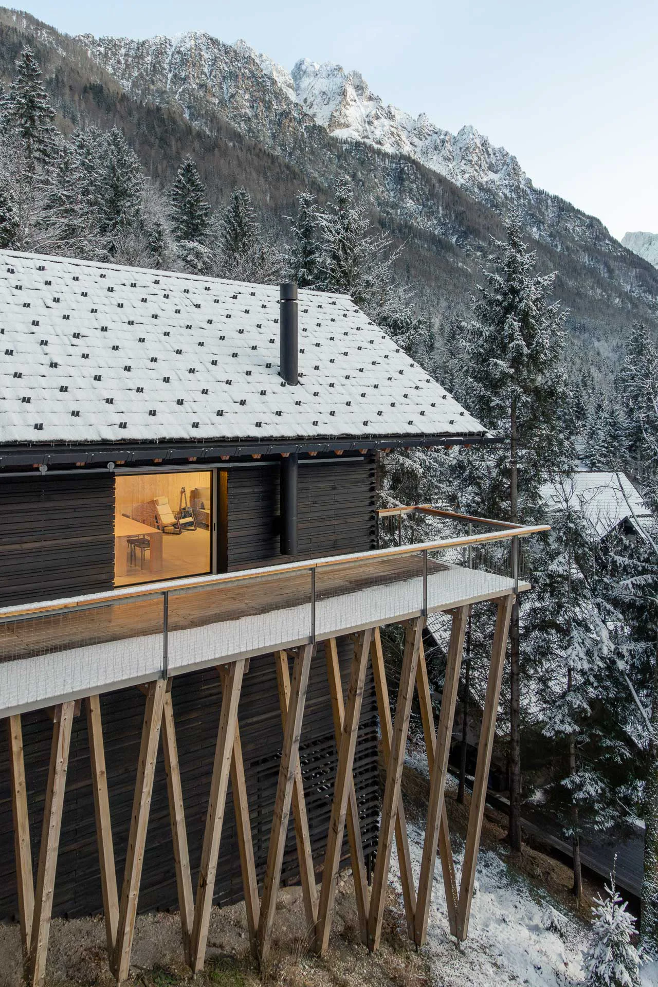 Das tragende Gerüst der Terrasse folgt einer wiederholten Abfolge von V-Säulen.