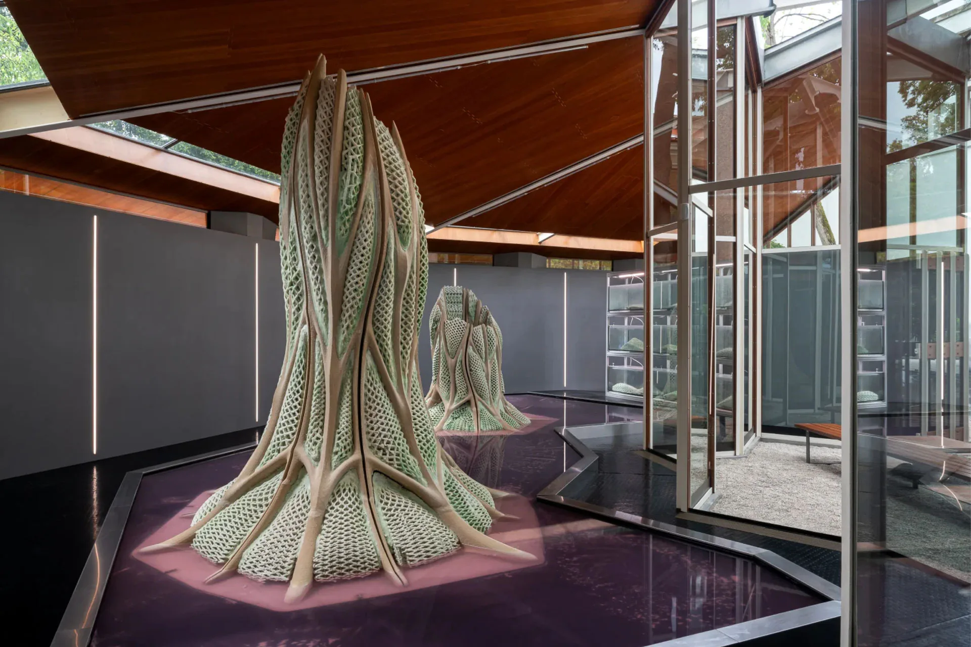 Bei „Picoplanktonics“ dienen die 3D-gedruckten Sandskulpturen als Trägermaterial für Cyanobakterien. Diese sind photosynthetisch aktiv und härten dabei den Sand allmählich aus.