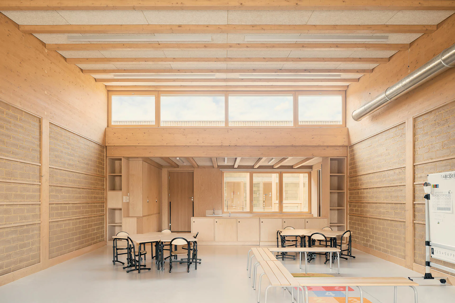 Die Klassenzimmer erhalten Tageslicht von drei Seiten: aus Süden durch eine gebäudehohe Glasfront sowie aus Norden durch Oberlichter und Innenhöfe.
