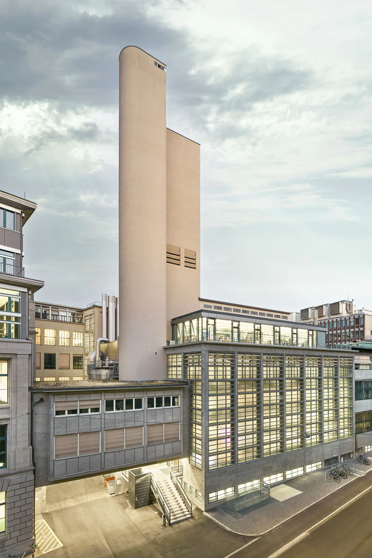 Das große Hallendach umfasst beinahe 12 000 Glasbausteine. Zu seiner energetischen Ertüchtigung haben Itten+Brechbühl und der Hersteller Semadeni Glasbeton einen neuen Aufbau mit zeitgemäßem Dämmstandard realisiert.