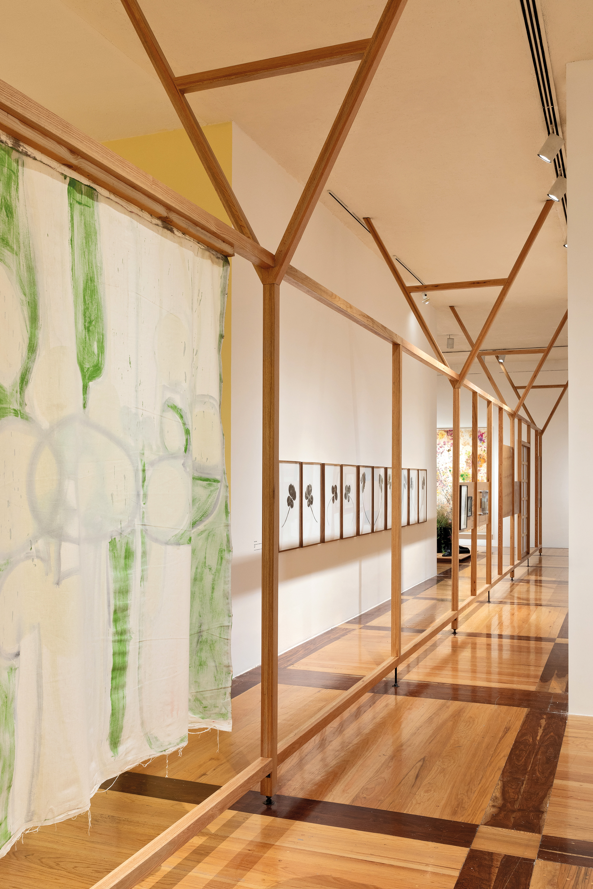 Mit einem 70 m langen Holzzaun mitten durch die Museumsräume setzten Atelier Lanza in einer Kunstausstellung zum Thema Garten ein Zeichen für die politische Dimension privater Freiräume.