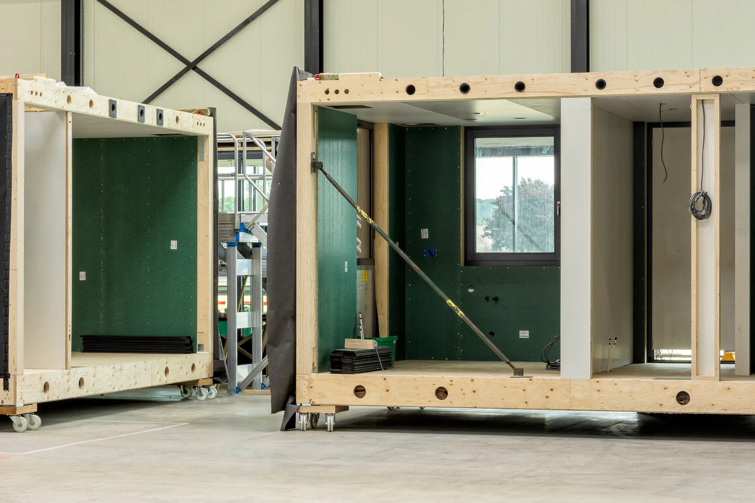Auch Fenster, Installationen und technische Durchführungen wurden bereits im Werk von Gewoonhout integriert.