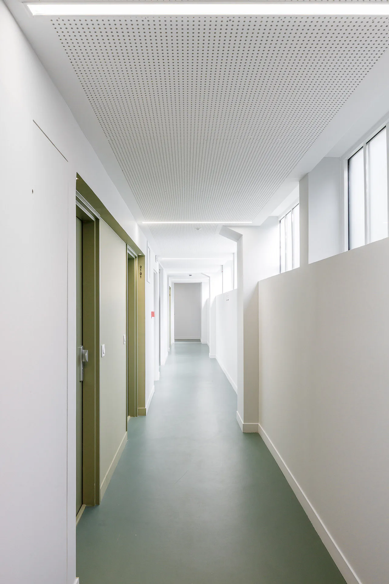 Über Korridore an den Gebäuderückseiten gelangen die Mieter zu ihren Apartments.