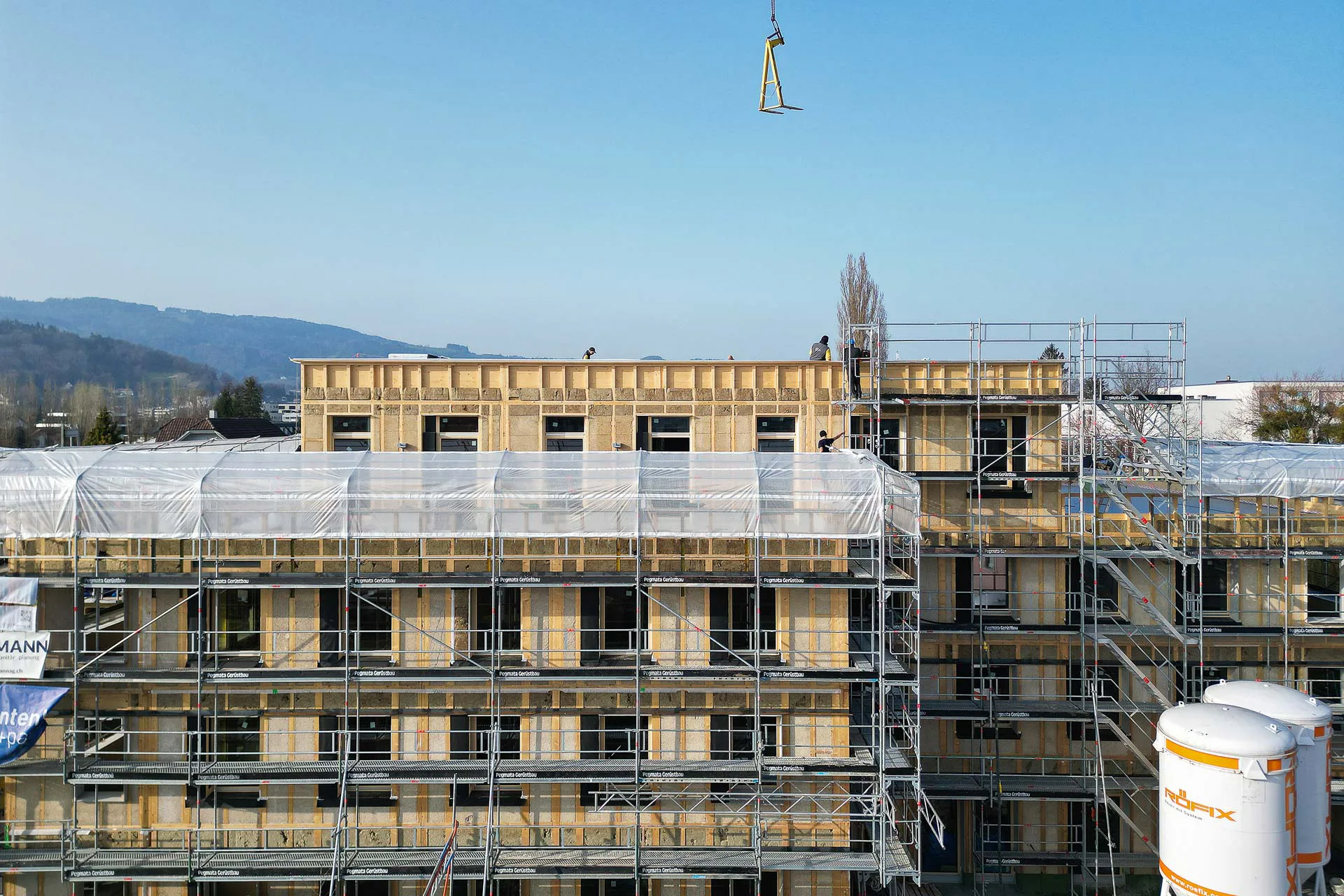 The Valley Widnau residential building under construction. The wood-paneled walls, which were filled with hemp-lime at the factory, are clearly visible.