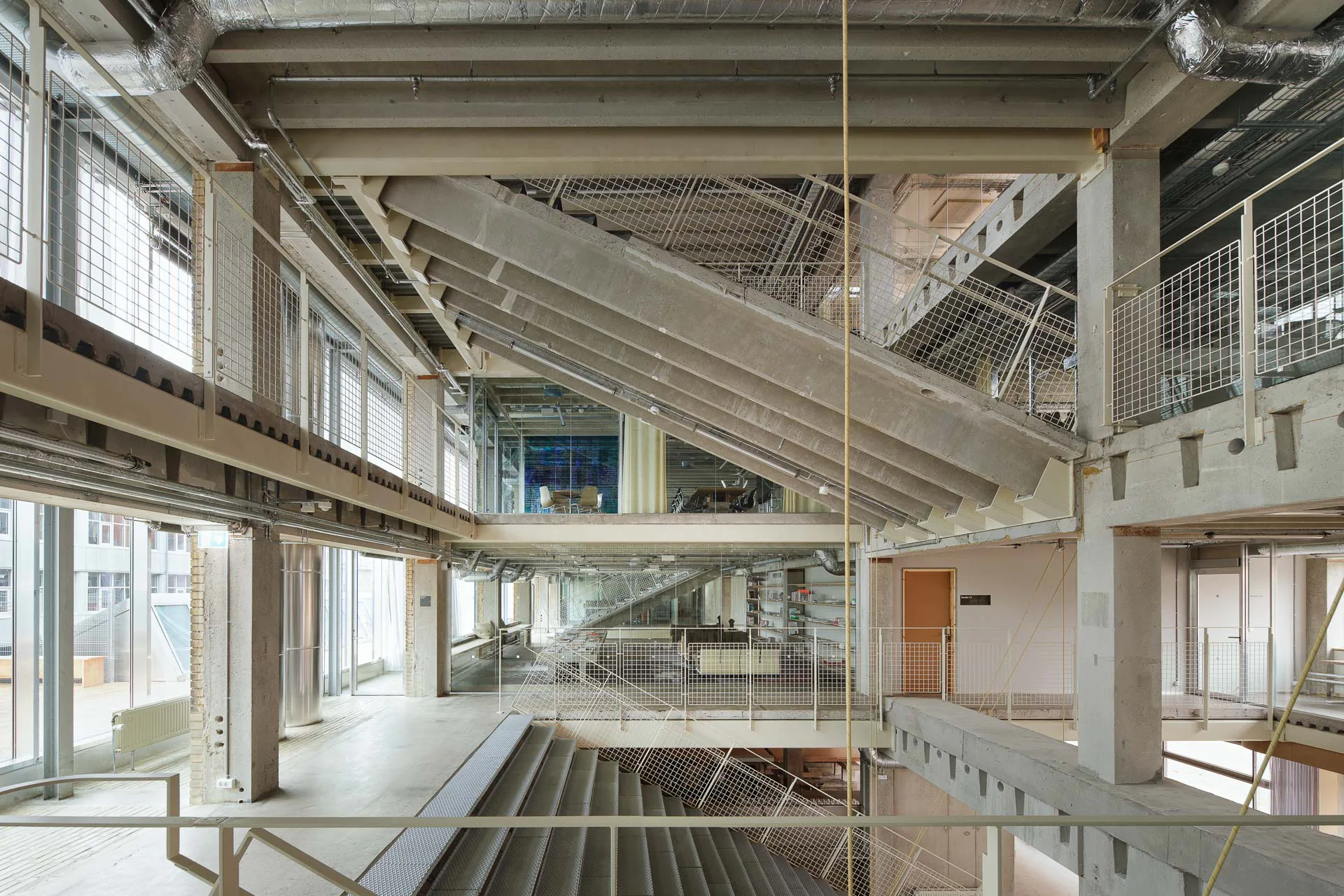 Wie sich ein Bürogebäude in ein Statement für radikale Zirkularität transformieren lässt, zeigen Pihlmann Architects mit dem Projekt Thoravej 29 in Kopenhagen.
