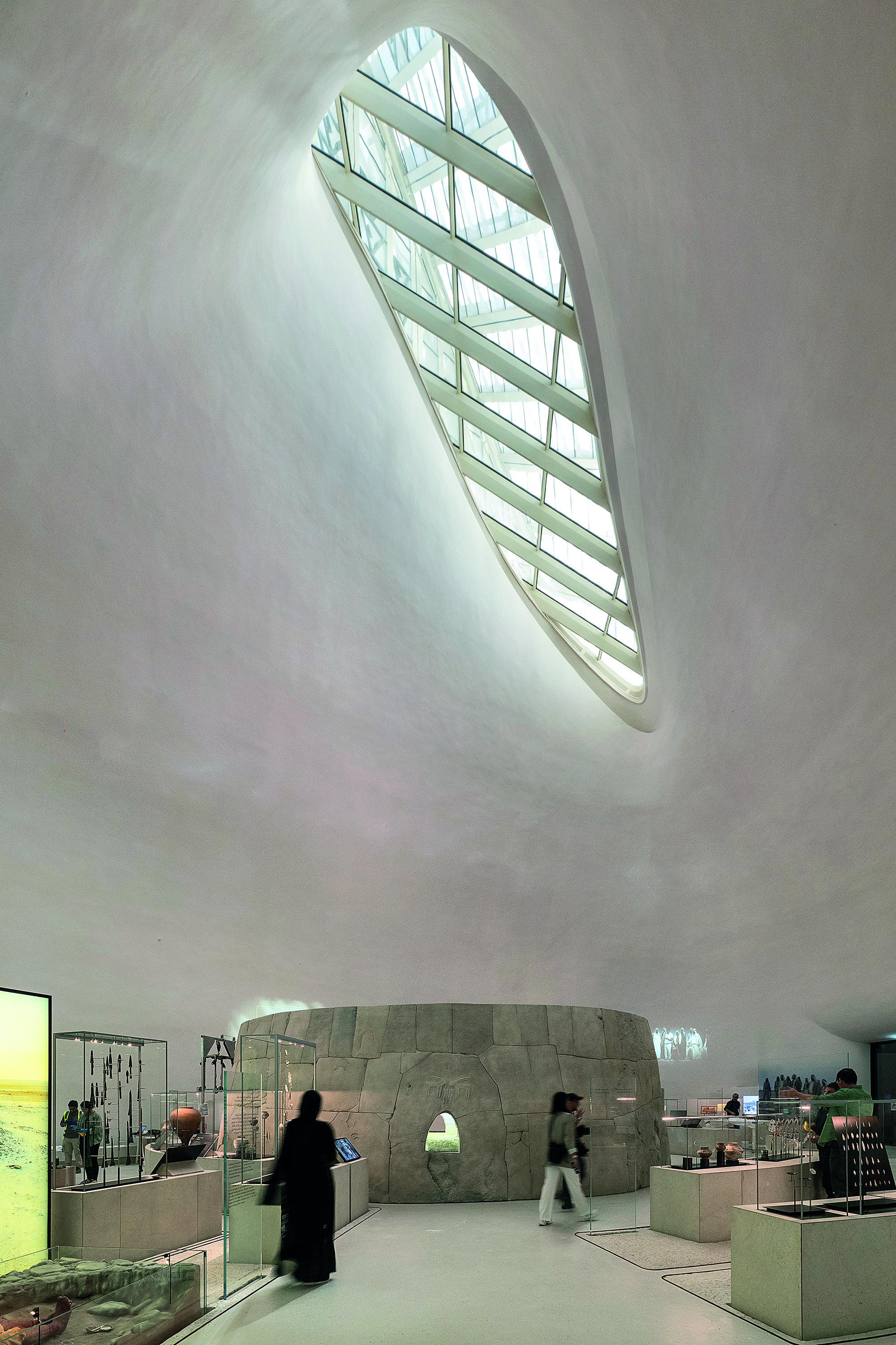 Die tropfenförmigen Ausstellungssäle sind in die runden Deckenauschnitte mit nur drei Auflagerpunkten eingehängt. Das Oberlicht liefert blendfreies Tageslicht und Blick in den Himmel.