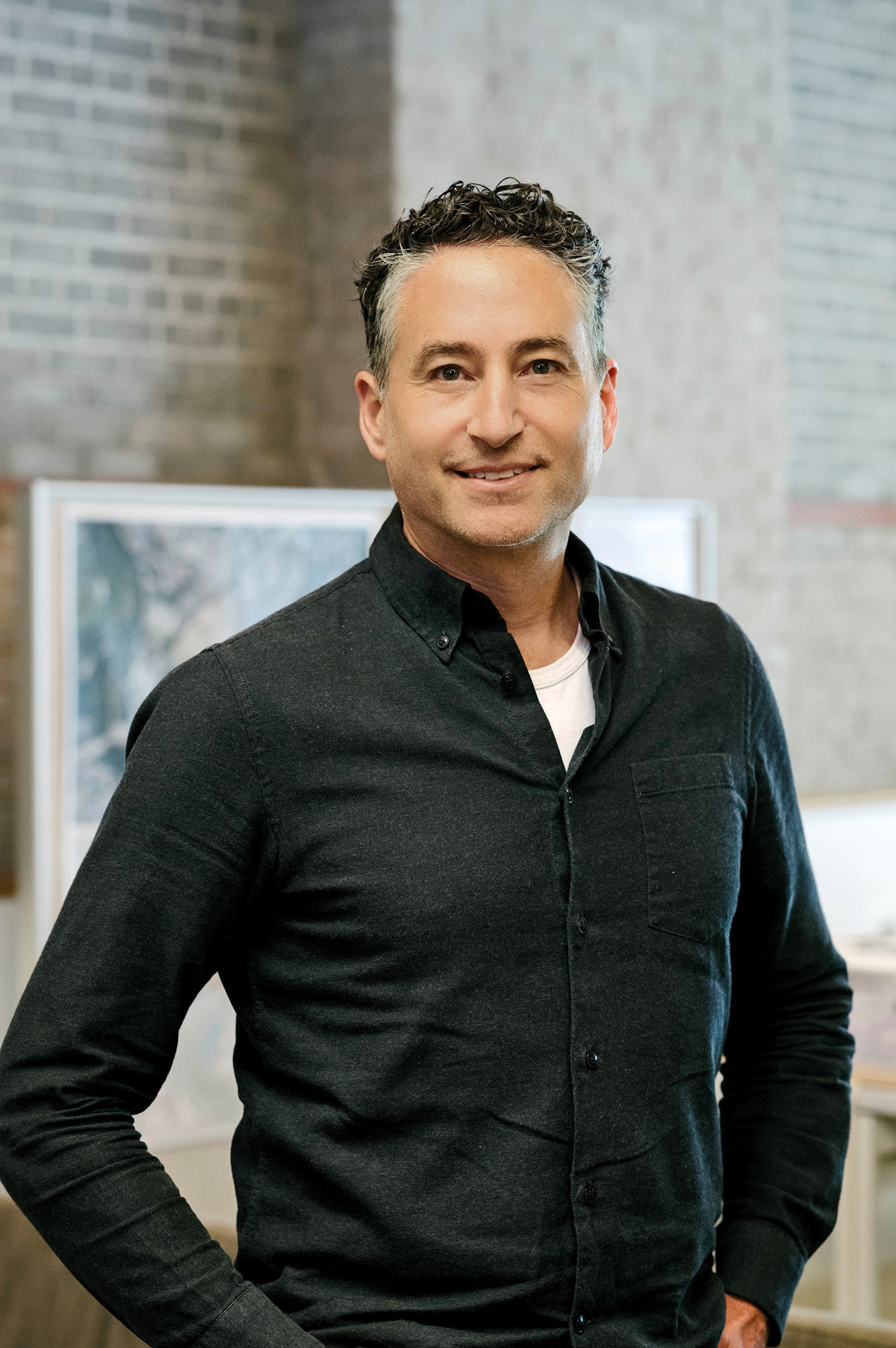 PHIL SILVERSTEIN ist seit 2001 im Büro Moriyama Teshima Architects in Toronto tätig, seit 2025 als Partner. Limberlost Place war sein erstes großes Projekt in Massivholzbauweise. Seitdem ist er vor allem auf Holzkonstruktionen und nachhaltiges Bauen spezialisiert.