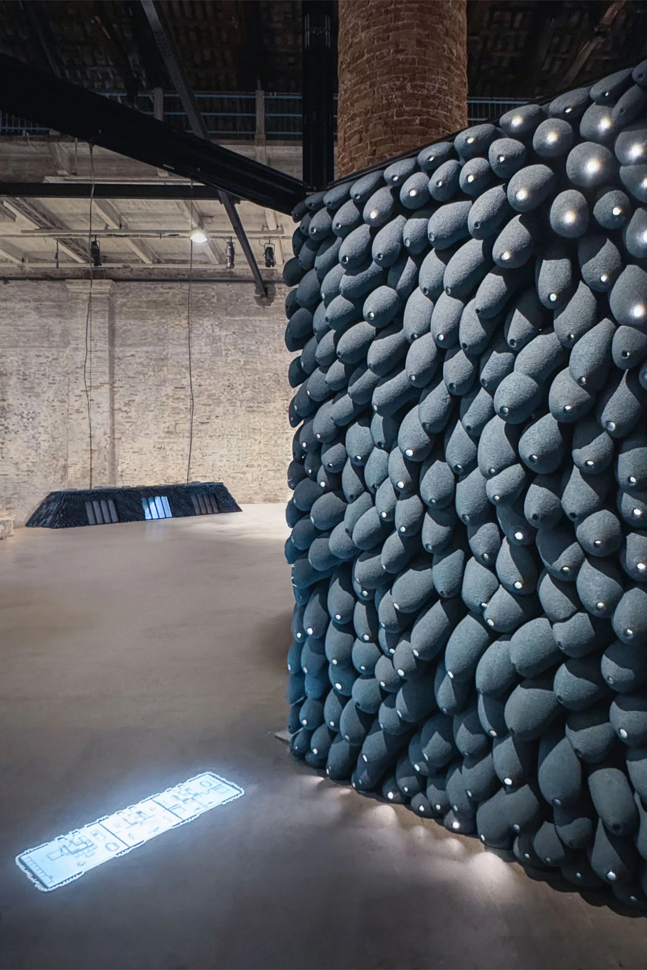 Ein weiteres Souvenir der Architekturbiennale 2025: Die Installation „Tiny Penthouses“ der niederländischen Architektin Hedwig Heinsman besteht aus taubenblau gebeiztem econitWood.