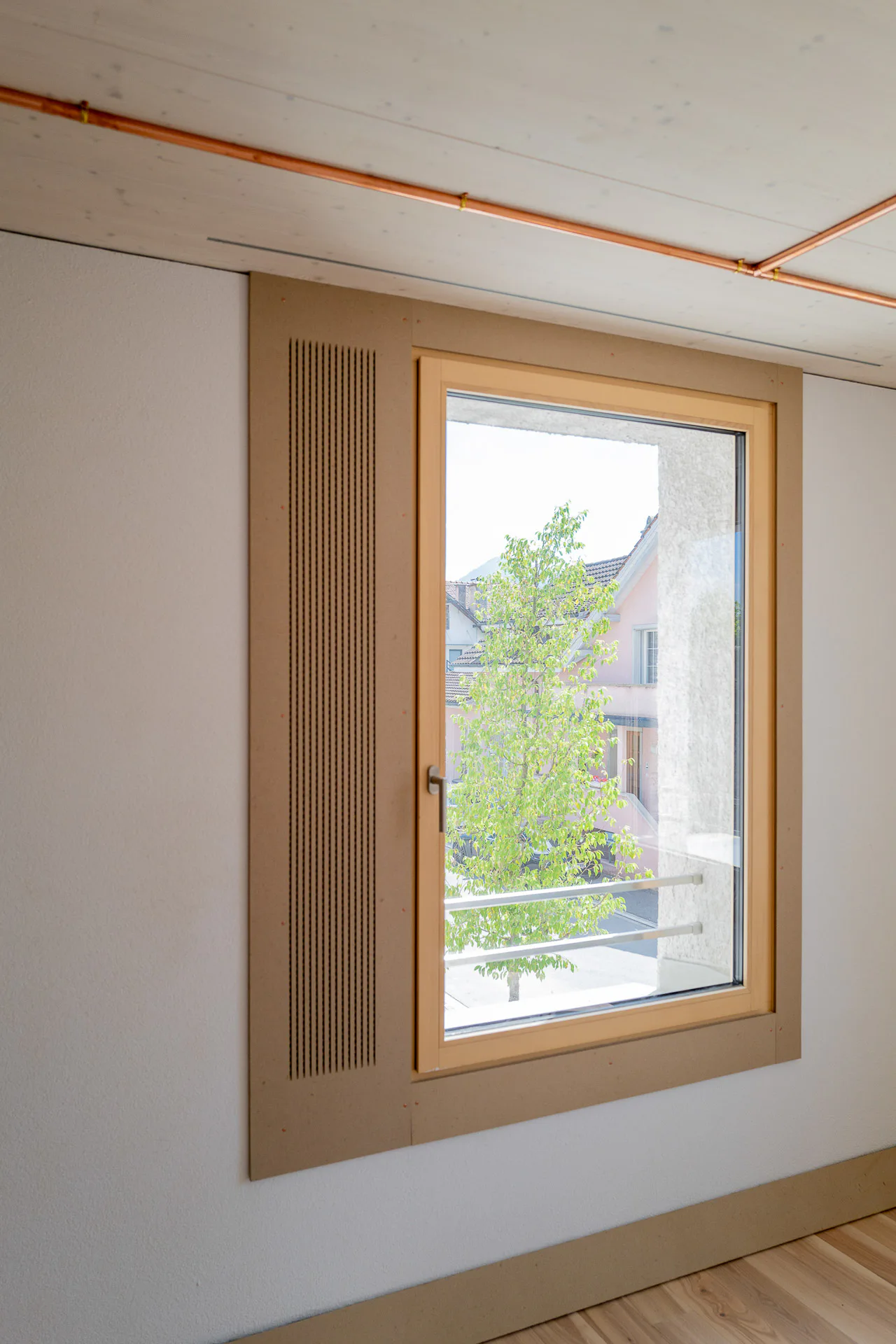 Die Fenster liegen tief in den Fassaden und kommen daher ohne Verschattung aus.