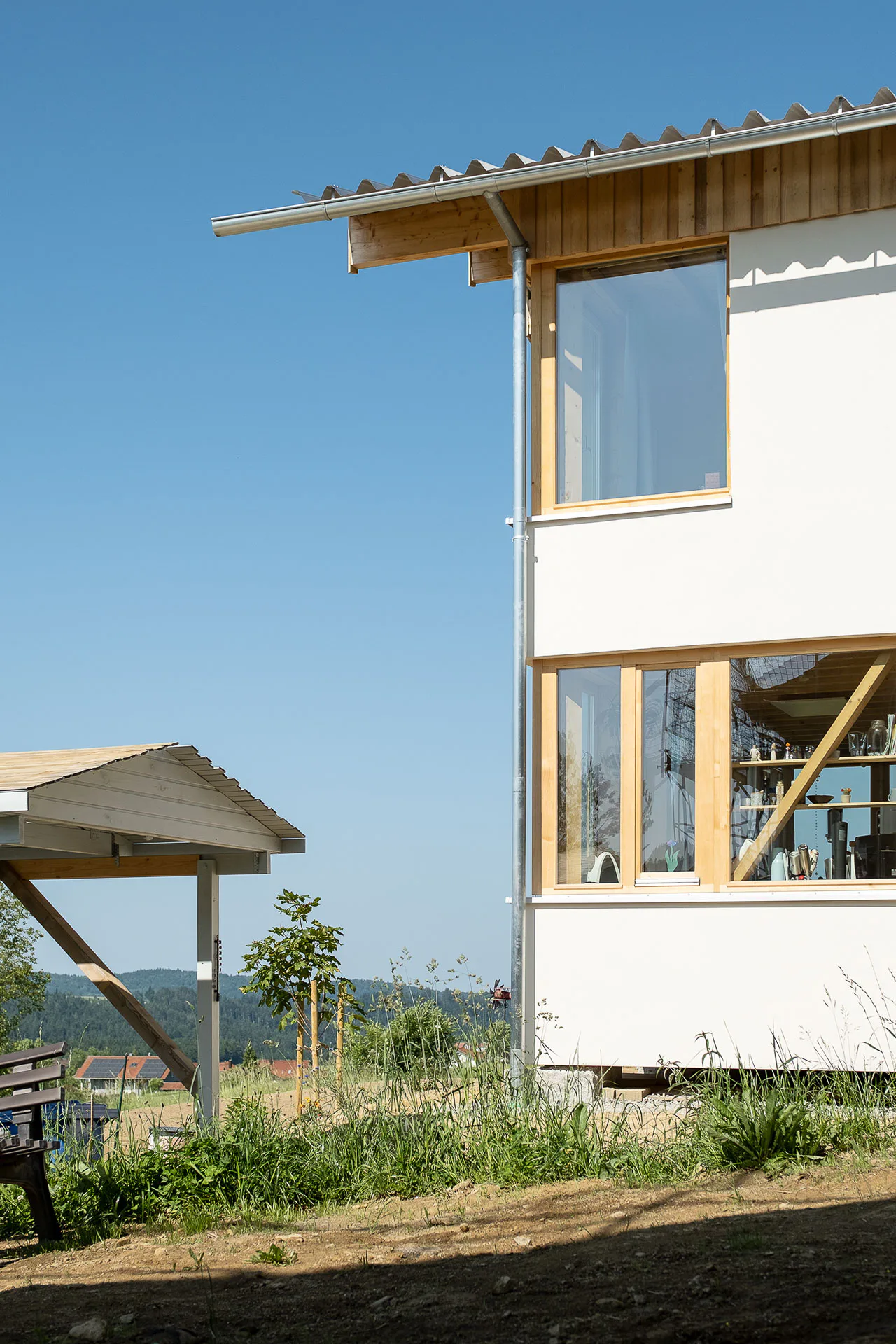 Bei dem kleinen Einfamilienhaus im bayerischen Hinterschmiding wagte das Buero Kofink Schels ein Experiment: Ist es möglich, ganz ohne Beton, Folien, Gipskarton und Klebstoffe zu bauen?