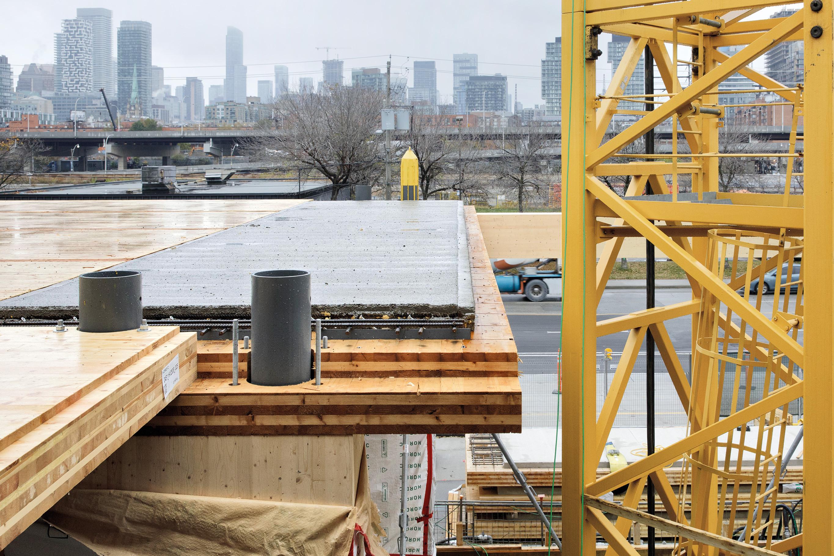 Das eigens für das Projekt entwickelte Tragsystem mit dünnen, weit spannenden Brettsperrholz-Beton- Verbund-Deckenstreifen kommt ganz ohne Unterzüge aus.