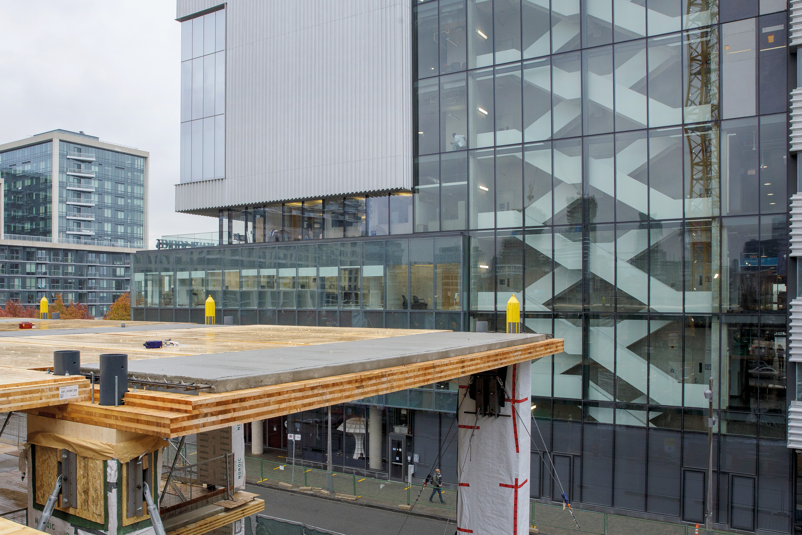 Das eigens für das Projekt entwickelte Tragsystem mit dünnen, weit spannenden Brettsperrholz-Beton- Verbund-Deckenstreifen kommt ganz ohne Unterzüge aus.