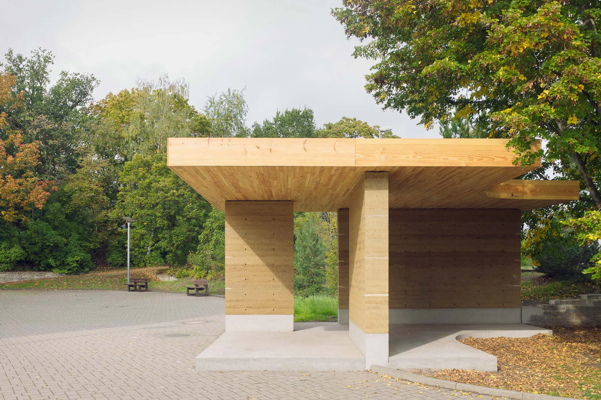 Zusammen mit SchülerInnen des Gymnasiums Falkensee und mit Unterstützung von freiwilligen Experten haben Olin Petzold und Marlene Braun im Schulhof einen Pavillon aus Holz und Stampflehm errichtet.