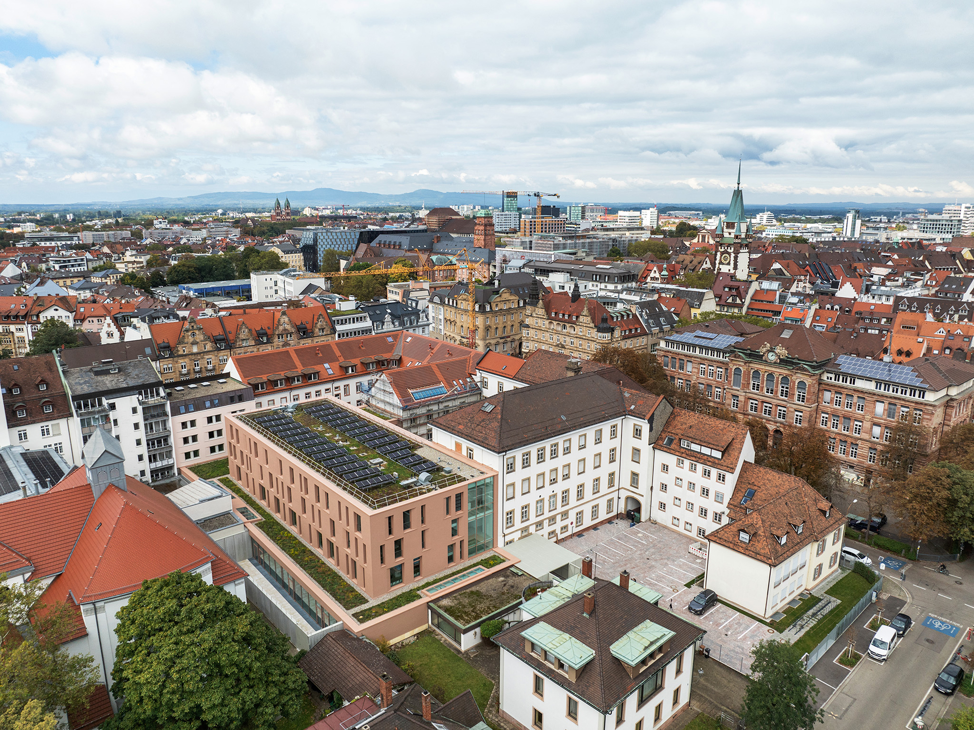 Der neue Erweiterungsbau des Amtsgerichts Freiburg harmoniert mit dem historischen Bestand und beweist gleichzeitig architektonische Eigenständigkeit.