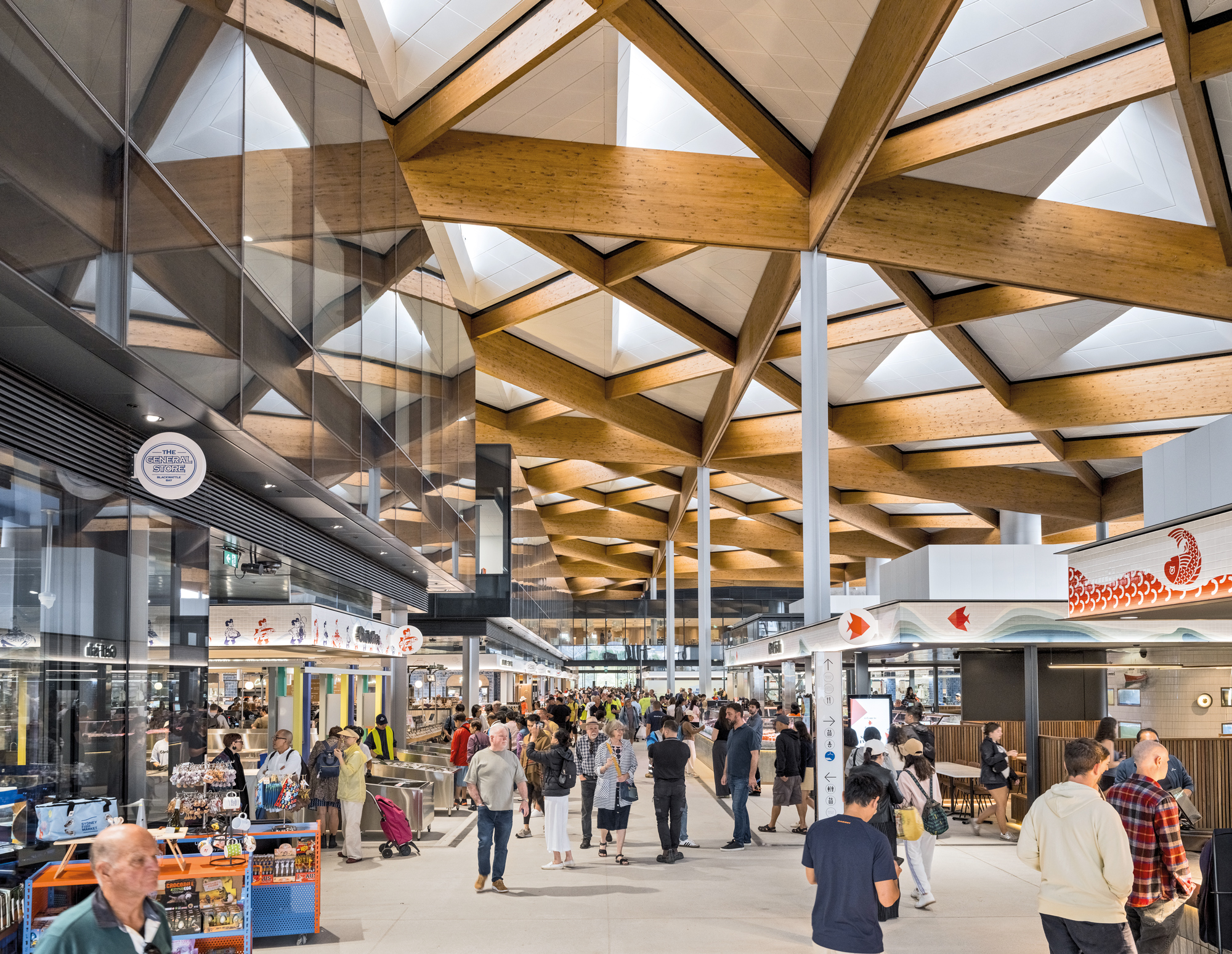 Beneath the gridded glulam roof structure, fish shops and restaurants occupy 12 000 m² of floor space.