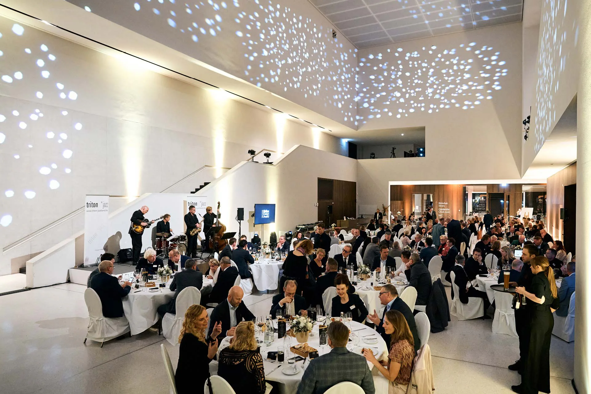 Dichtes Drängen auf der Bühne bei der Preisverleihung des Brillux Design Awards 2025.