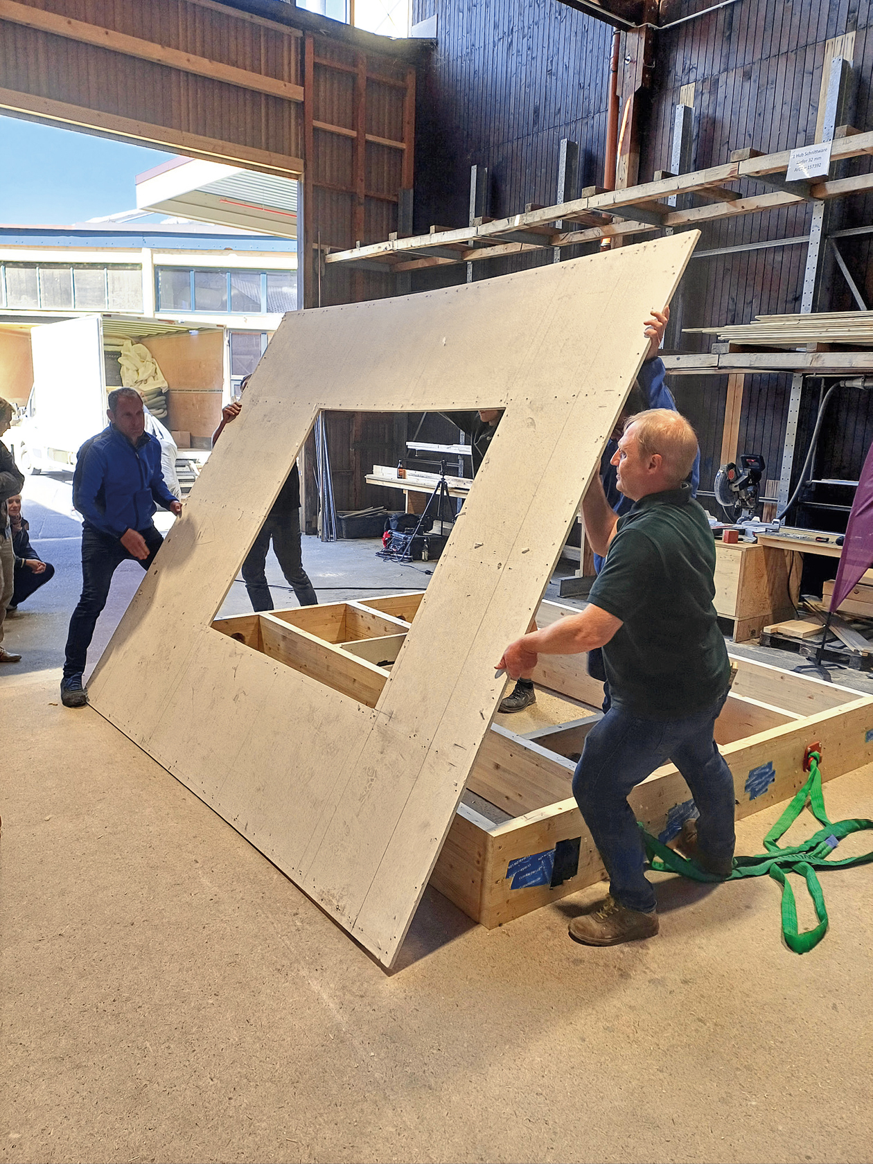 During the disassembly, all the sheathing boards were taken off, the straw insulation extracted
and the structural timber frame dismantled.