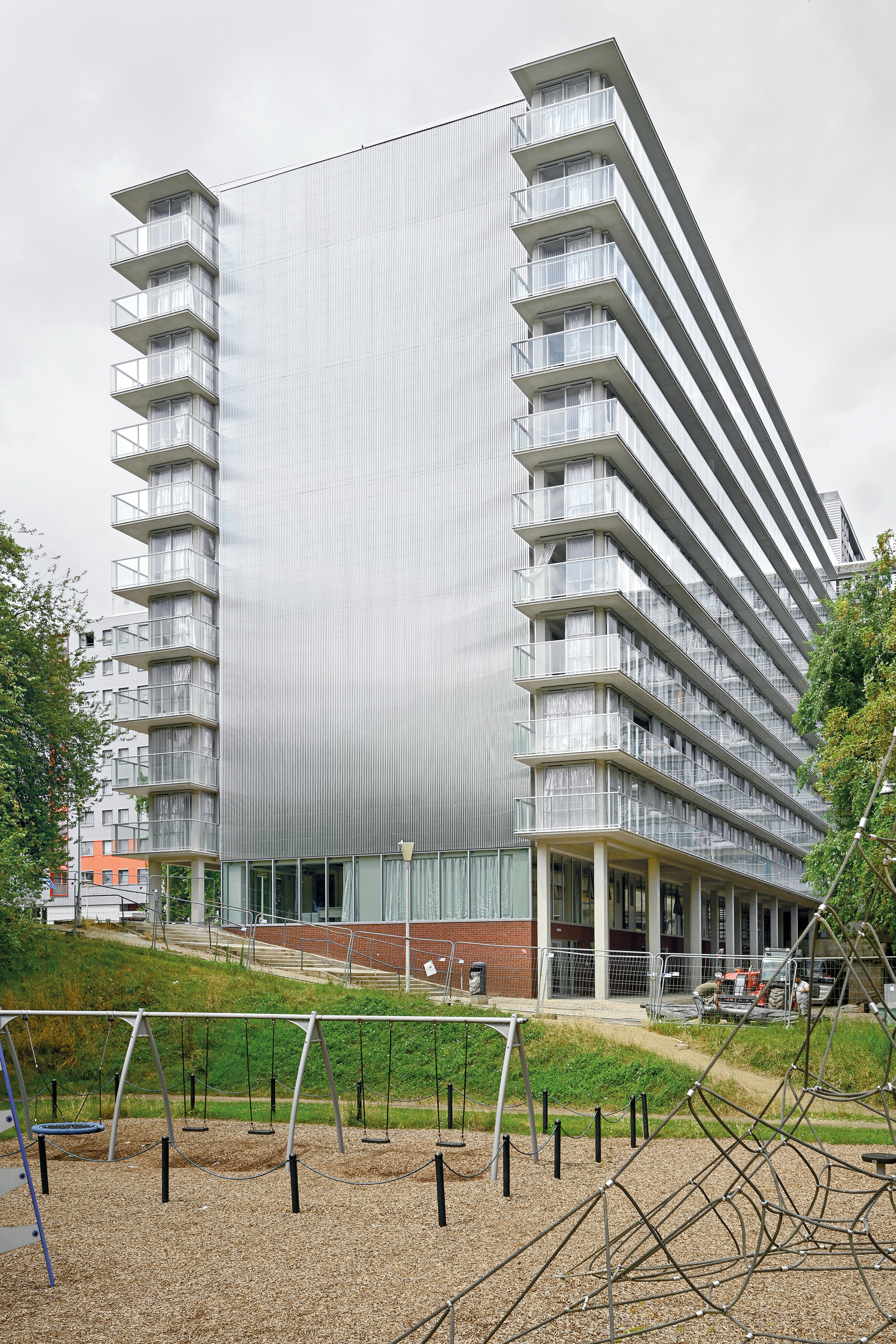 Jede der Wohnungen hat durch die Verlegung der Fassadenebene 10 m2 an beheiztem Wohnraum
und durch den Wintergarten 31– 35 m2 an unbeheiztem Wohnraum dazugewonnen.