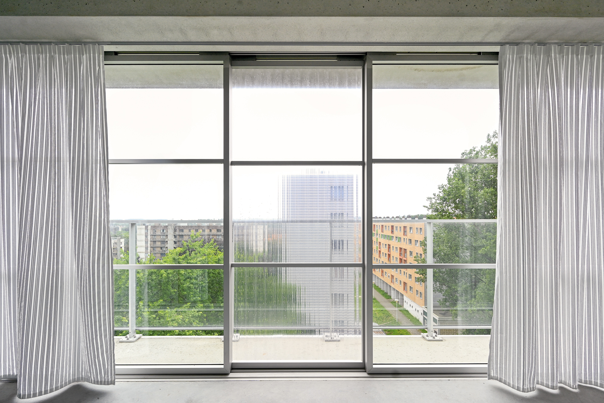 Dicke Wärmeschutzvorhänge lassen sich bei Bedarf vor die Zweischeibenverglasung zwischen
Wohnung und Wintergarten schieben.