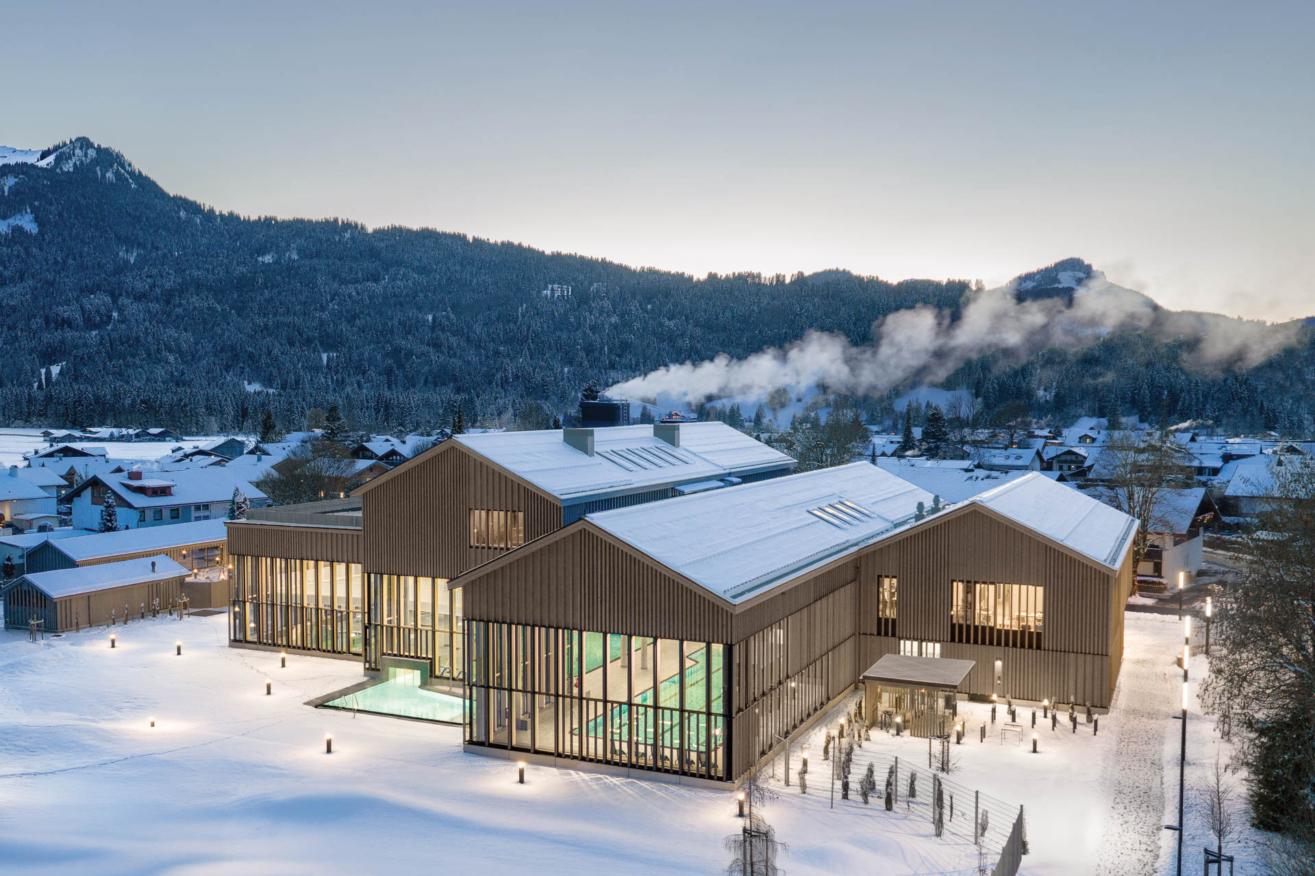 Die Therme Oberstdorf von Auer Weber verbindet alpine Architektur, Holzfassaden und großzügige Glasflächen zu einem Wellness- und Gesundheitszentrum im Allgäu.
