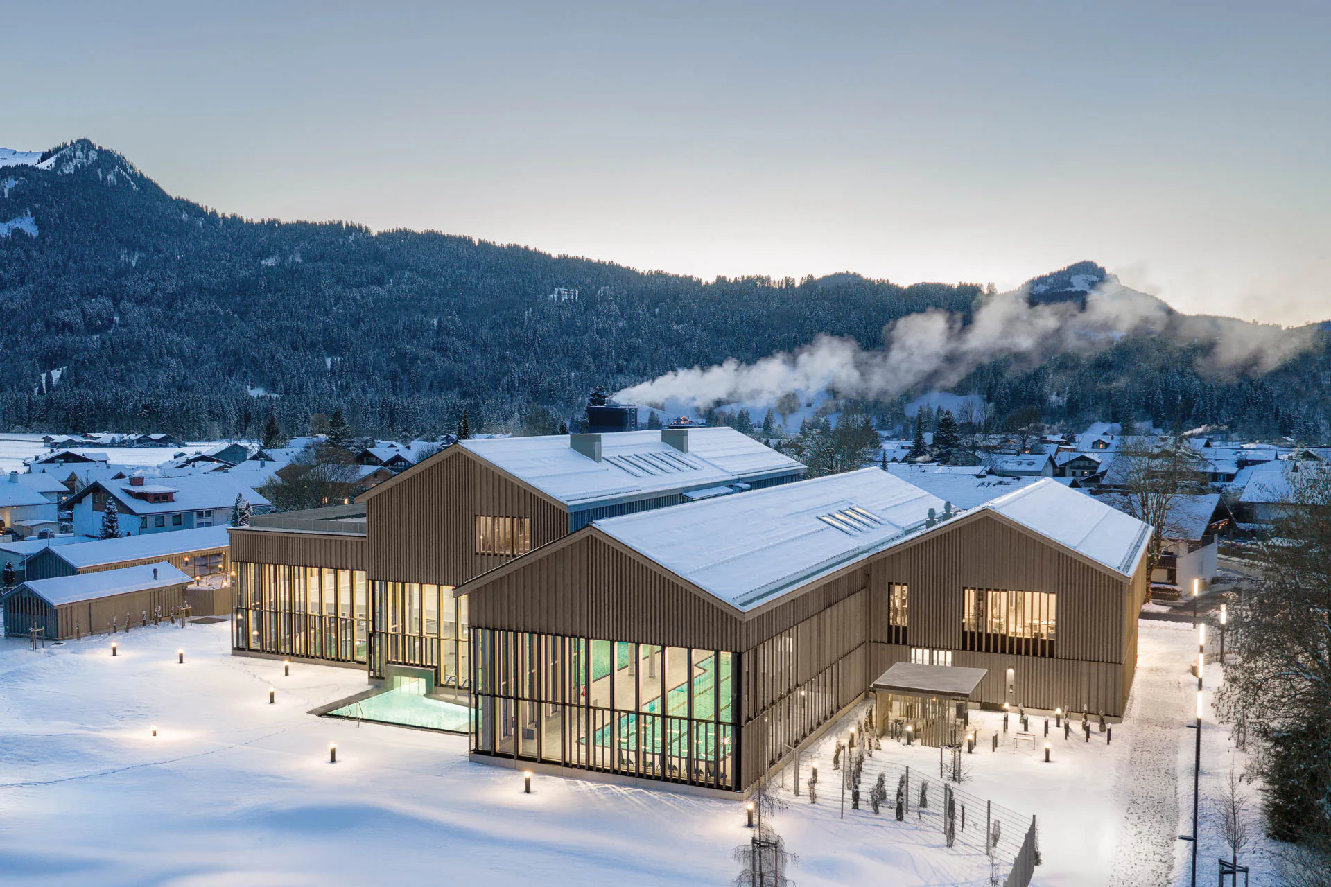 Die Therme Oberstdorf von Auer Weber verbindet alpine Architektur, Holzfassaden und großzügige Glasflächen zu einem Wellness- und Gesundheitszentrum im Allgäu.