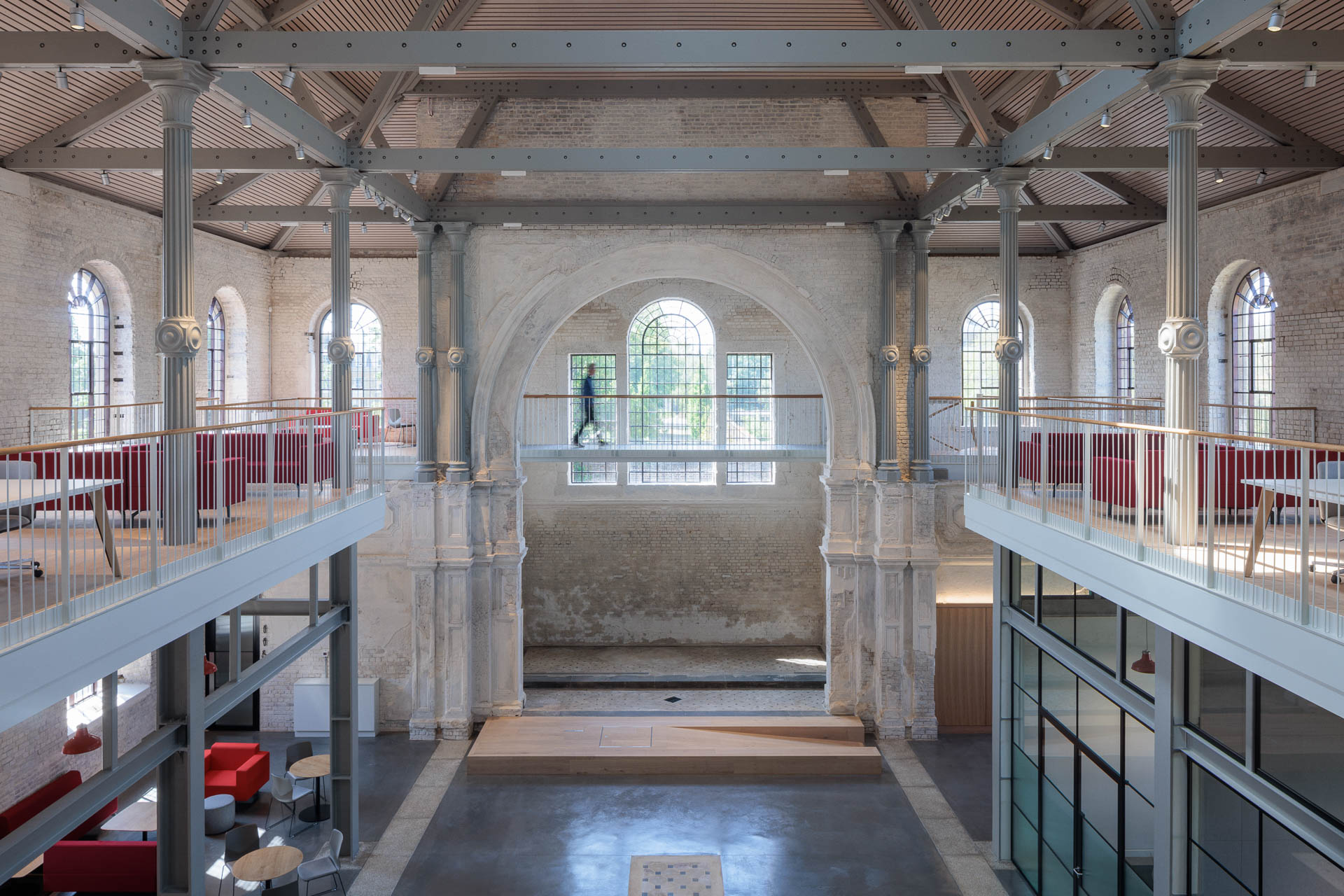 Ein leichtes Brückensystem verbindet die vollständig umlaufende Empore. Die neue Dachkonstruktion überspannt das gesamte Kirchenschiff.