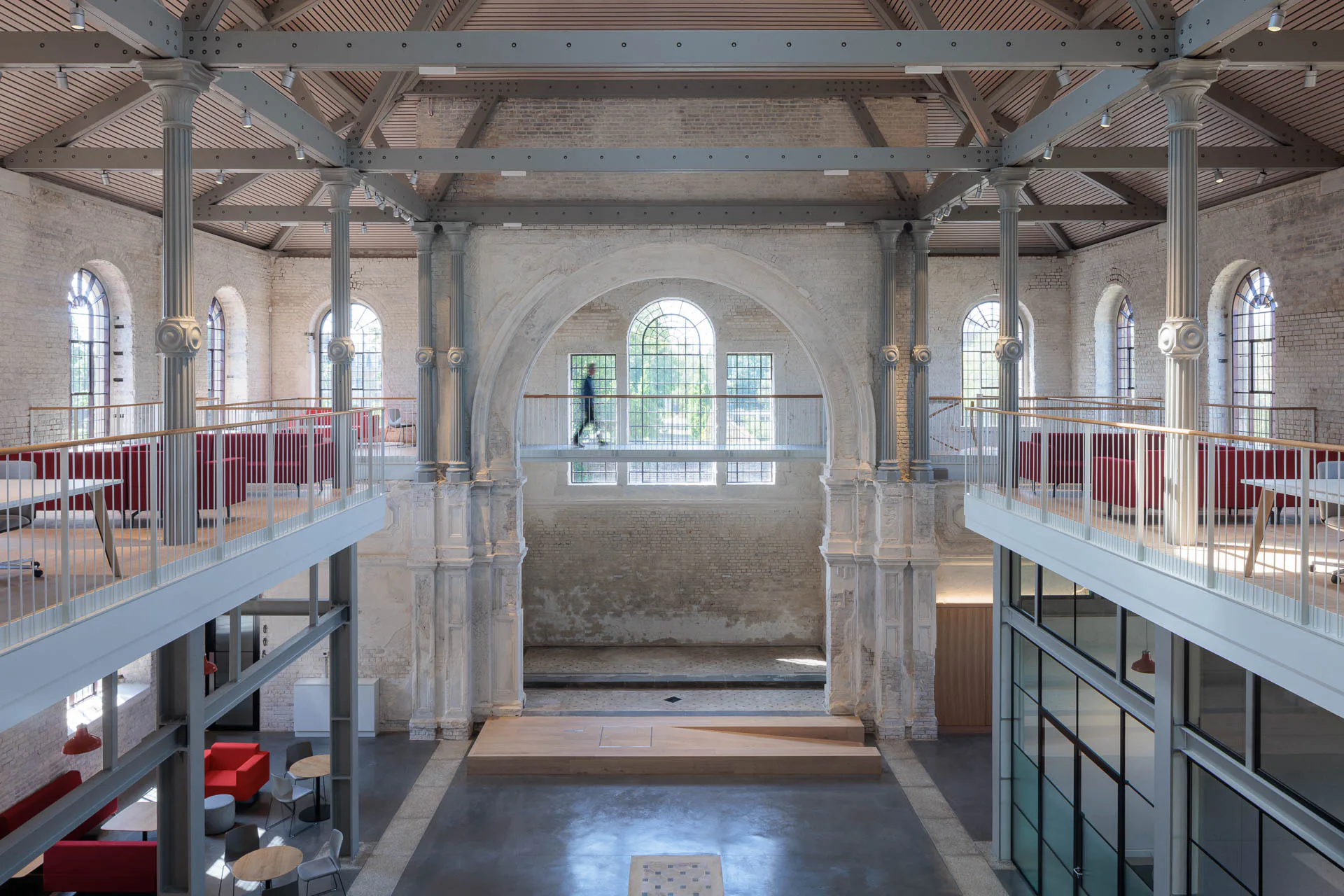 Ein leichtes Brückensystem verbindet die vollständig umlaufende Empore. Die neue Dachkonstruktion überspannt das gesamte Kirchenschiff.