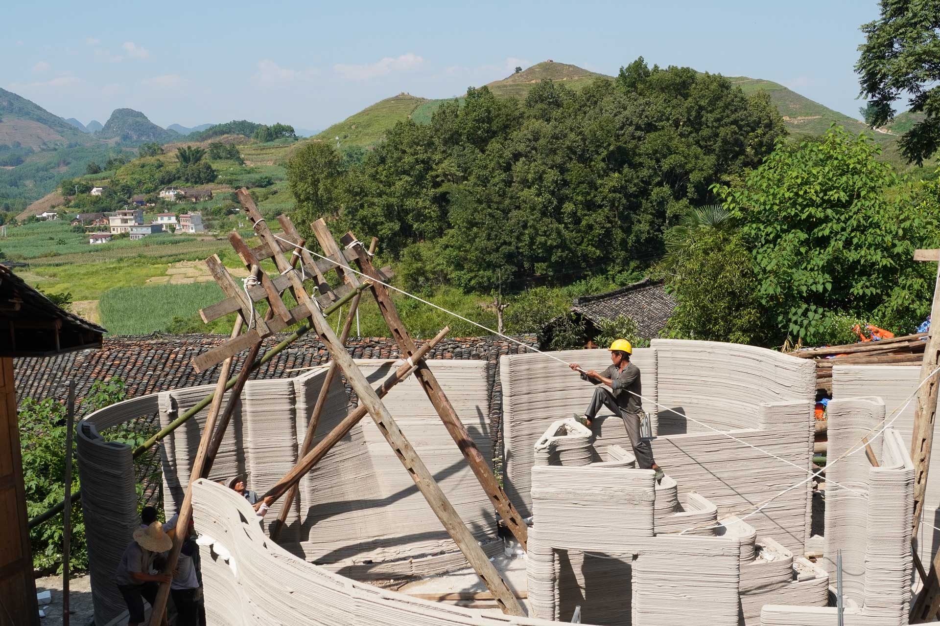 Beim „Traditional House of the Future” in der Proving Guizhou kombinieren Lidia Ratoi und John Lin das Holztragwerk eines Bestandsgebäudes mit einer neuen Hülle, die ein Roboter aus Beton gedruckt hat.
