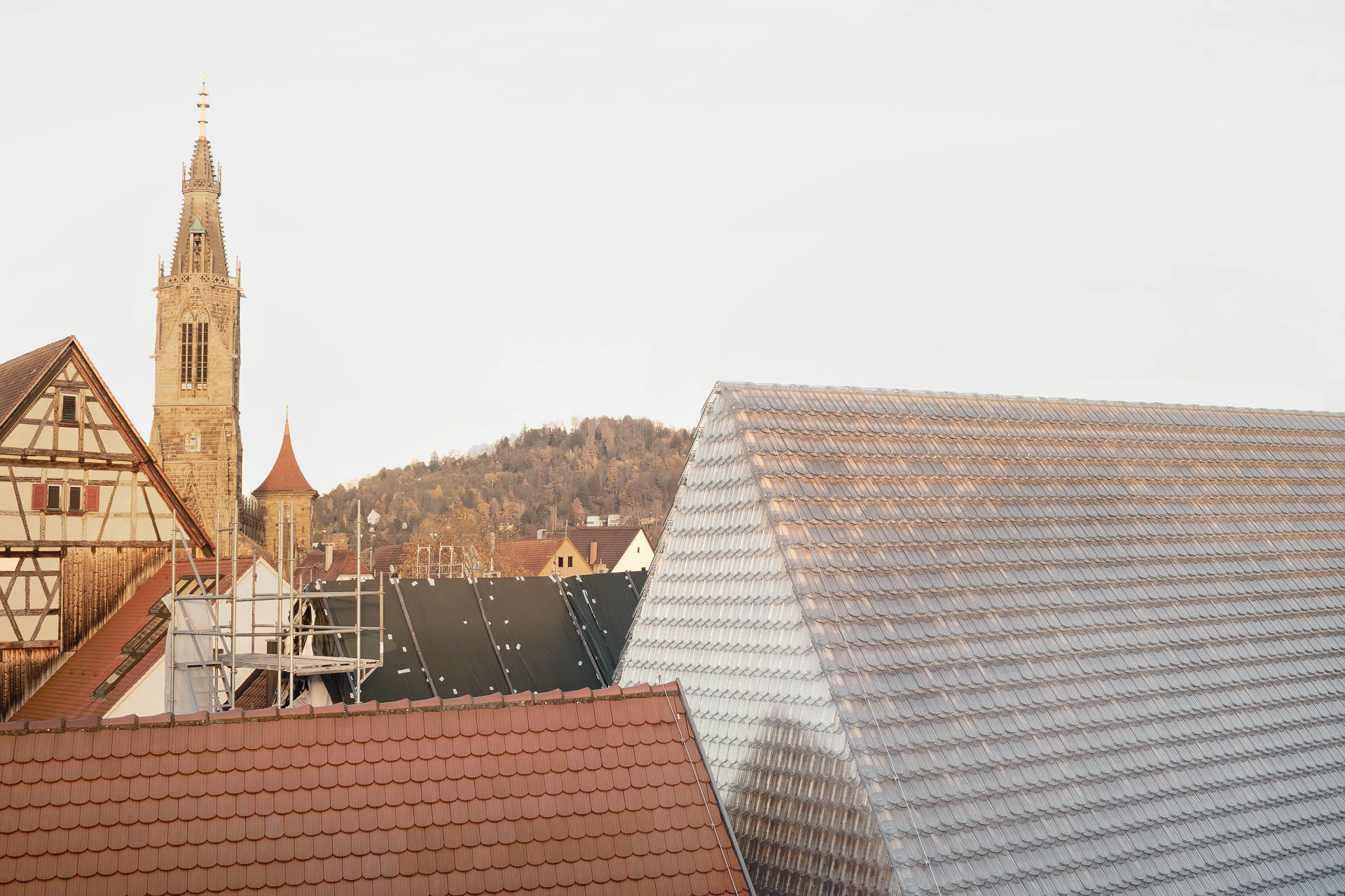 Biberschwanzziegel sind in Reutlingen allgegenwärtig. Der Museumsneubau ist von First bis Sockel in eine gläserne Variante davon gehüllt.