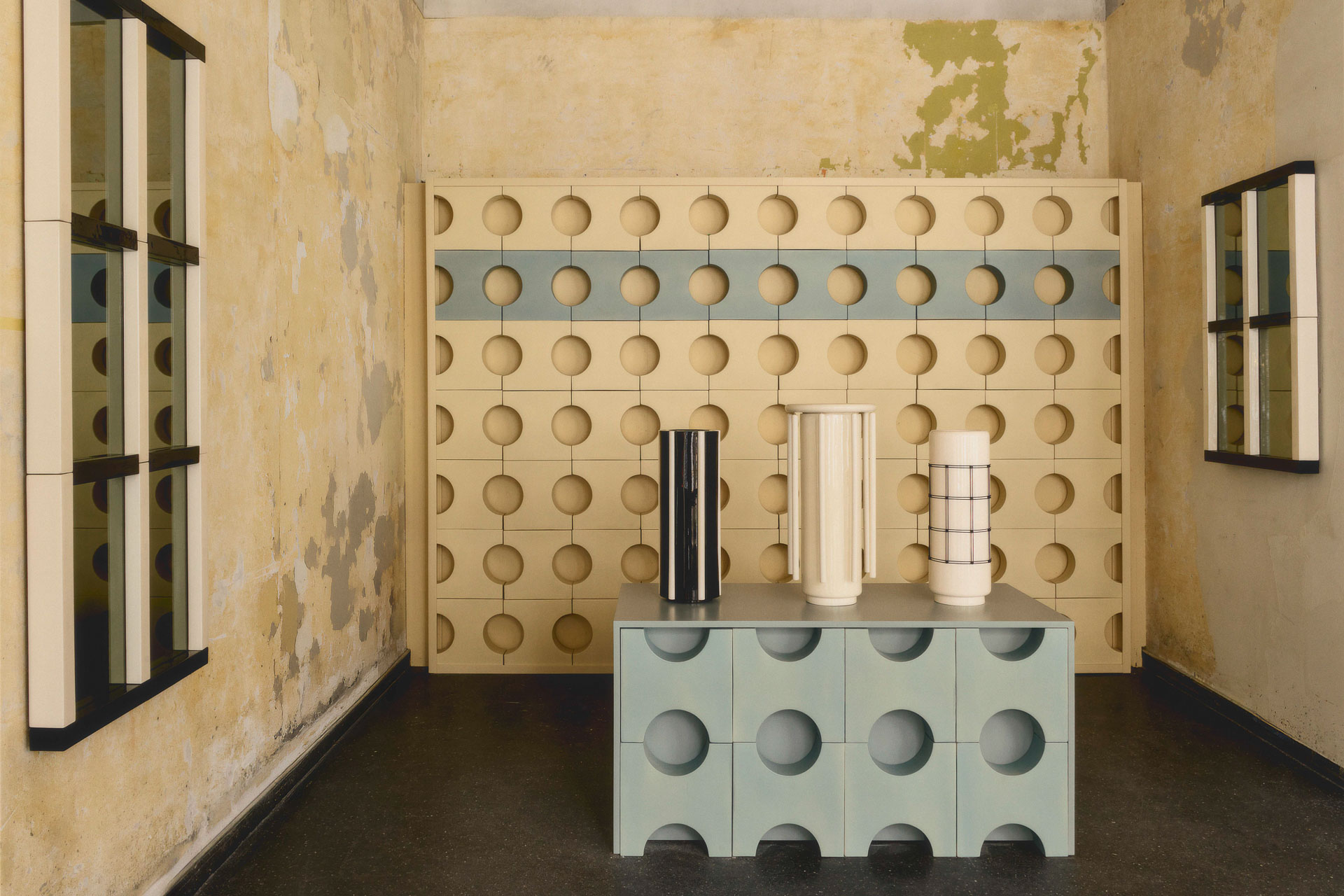 Mit Emisferi präsentiert Mutina ein keramisches Modulsystem von Note (design studio) für Raumteiler, Fassaden und dreidimensionale Wandstrukturen.