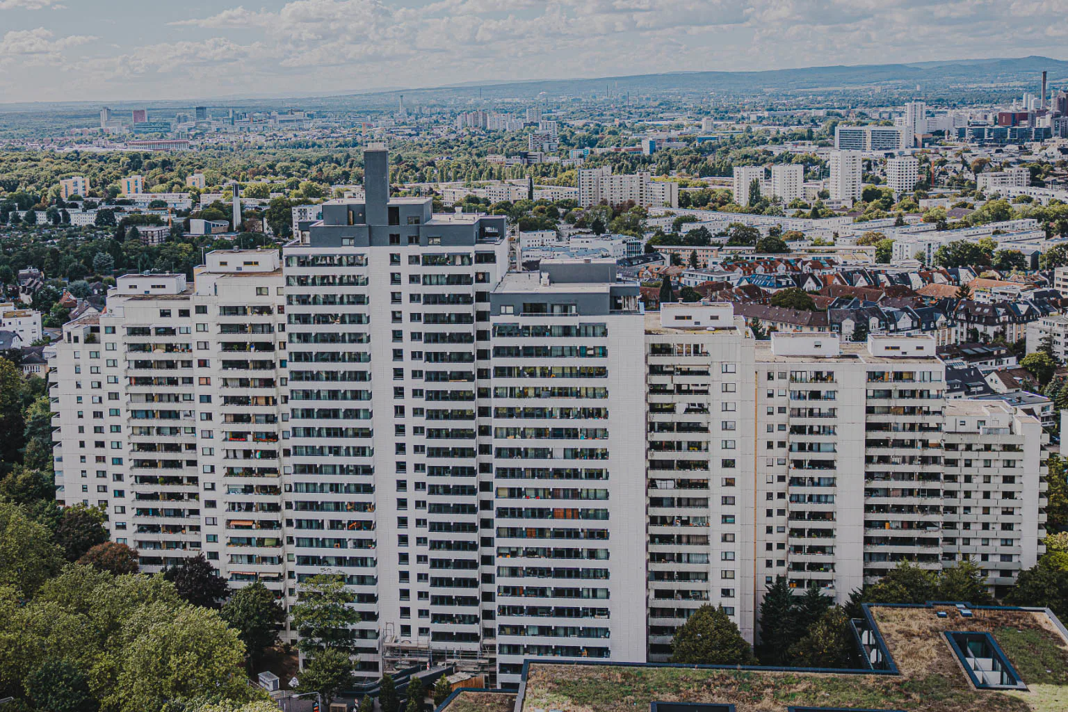 Der Wohnkomplex The Saxxon in Frankfurt am Main wurde nach Plänen von AS+P Albert Speer + Partner energetisch, technisch und architektonisch saniert.